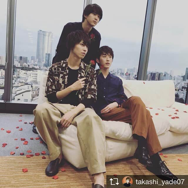 杉野遥亮のインスタグラム：「Repost from @takashi_yade07 @TopRankRepost #TopRankRepost 昨日は花けだの取材日でした！ 久しぶりのけだもの男子、  変わらず賑やかな楽しい現場でした。  #花にけだもの #花けだ #けだもの男子 #薔薇持ってます #杉野遥亮 #甲斐翔真 #松尾太陽」