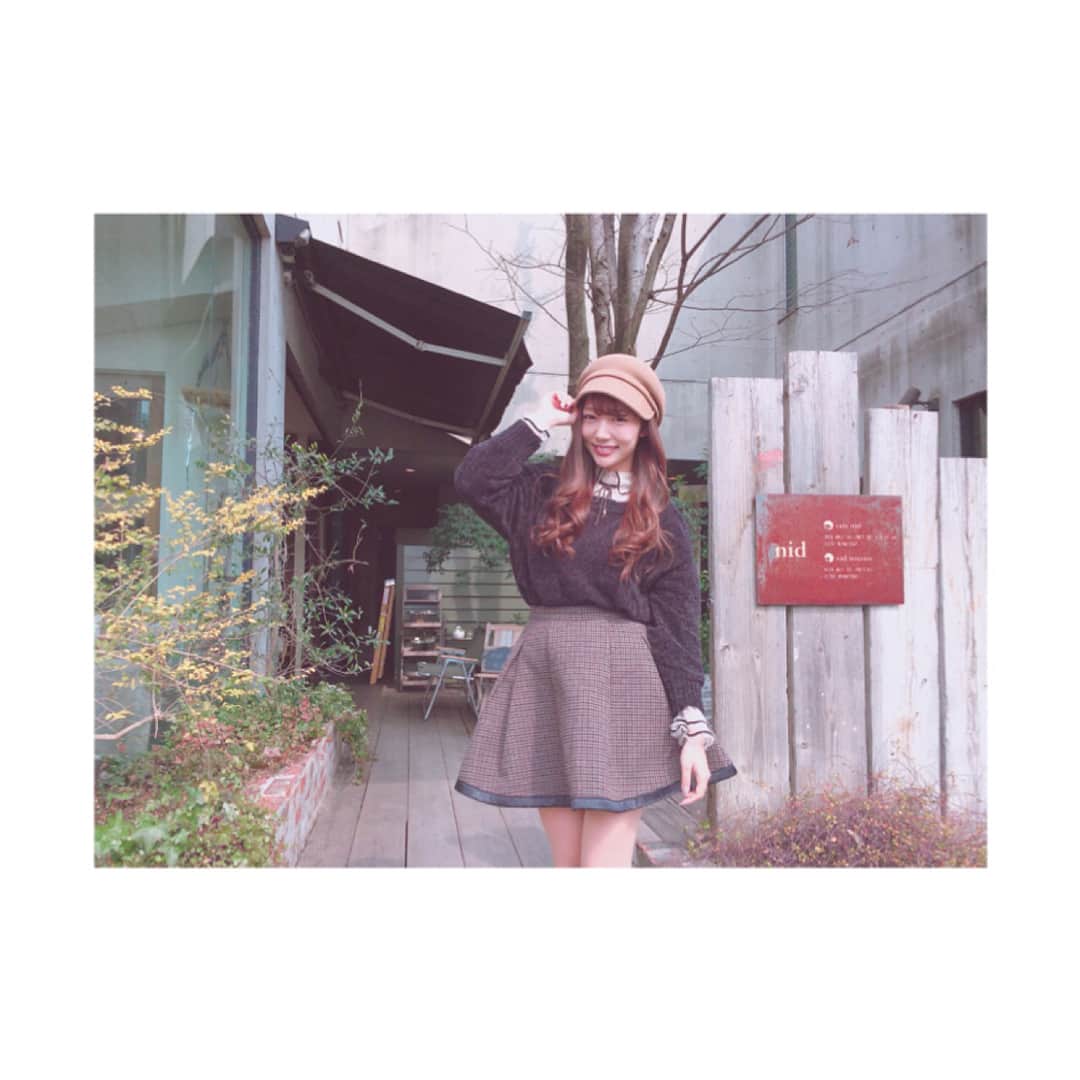 野中美郷さんのインスタグラム写真 - (野中美郷Instagram)「#mstcd 🌹  福岡の期間、毎日社長と過ごさせて頂いていたんですが毎日毎日「まーた寒そう」って言われてました😂笑  冬の期間よく言われます😂 寒そうなかっこしがち😂  歳そうなかっこしなきゃとは思いながらできない、、笑 だから、若くみられる😂 #らっきー  スカートは古着でママが500円で買ってくれた😚😂 うそ！250円かも！笑笑」2月23日 16時22分 - n.mi3sa3to10