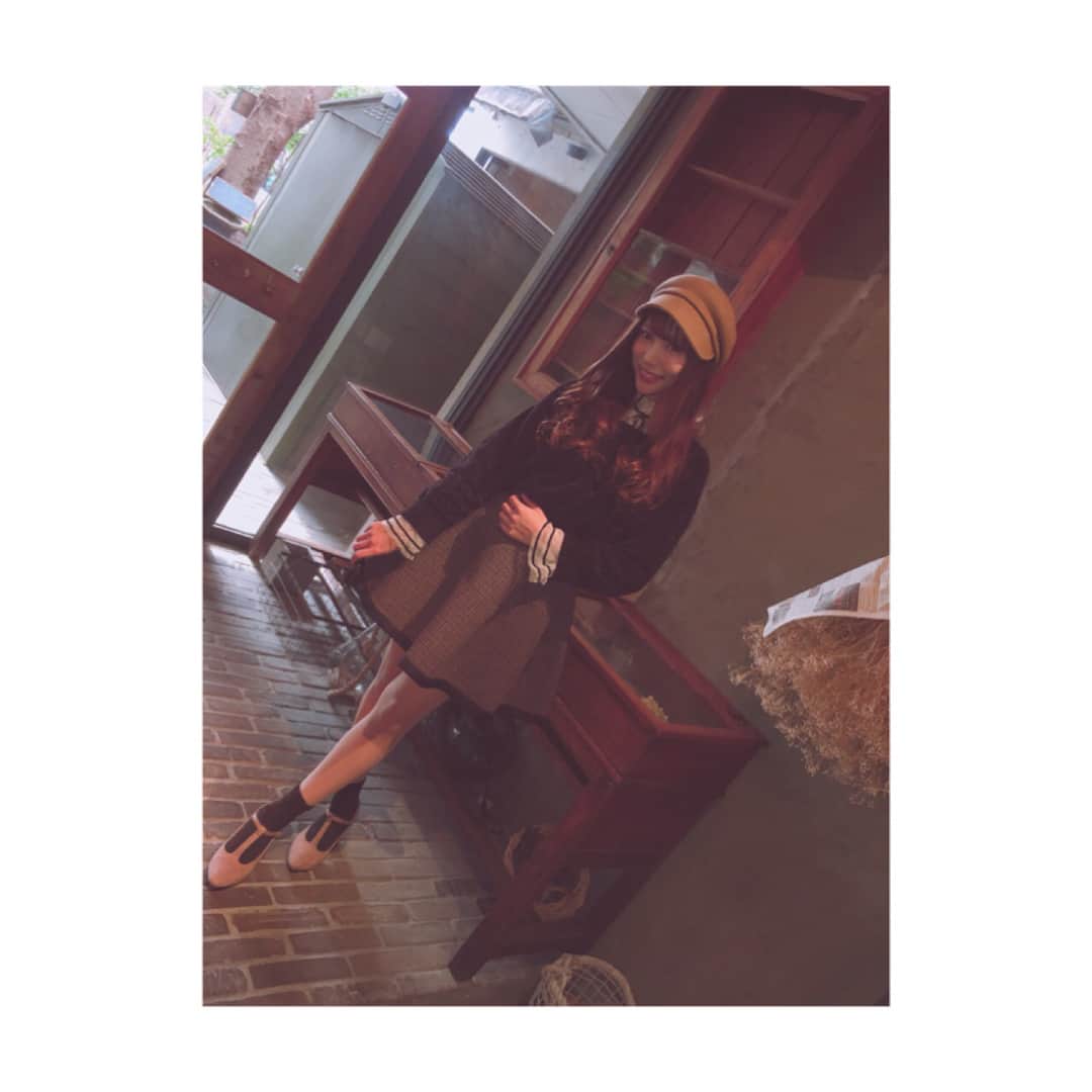 野中美郷さんのインスタグラム写真 - (野中美郷Instagram)「#mstcd 🌹  福岡の期間、毎日社長と過ごさせて頂いていたんですが毎日毎日「まーた寒そう」って言われてました😂笑  冬の期間よく言われます😂 寒そうなかっこしがち😂  歳そうなかっこしなきゃとは思いながらできない、、笑 だから、若くみられる😂 #らっきー  スカートは古着でママが500円で買ってくれた😚😂 うそ！250円かも！笑笑」2月23日 16時22分 - n.mi3sa3to10