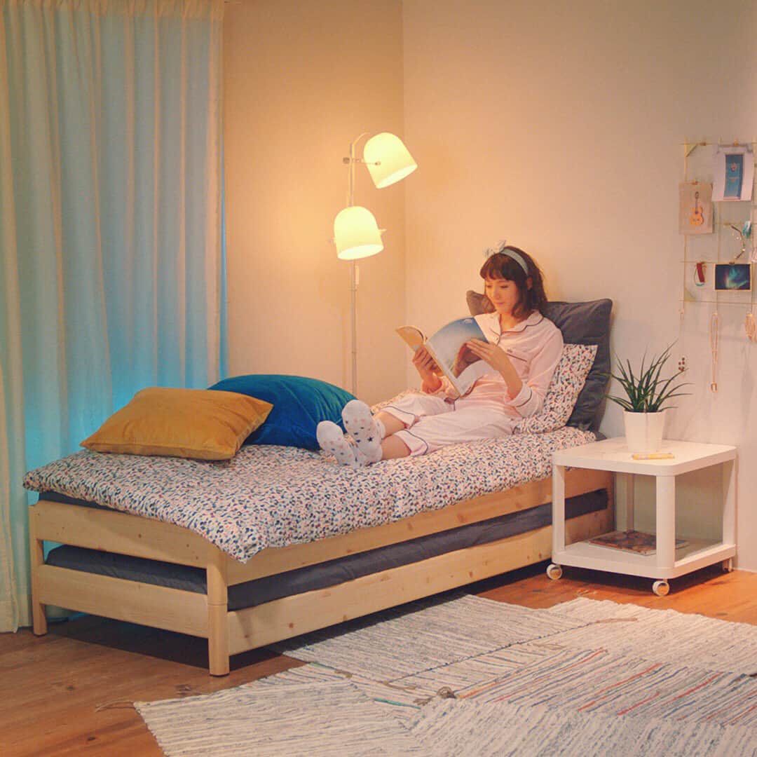 IKEA JAPANさんのインスタグラム写真 - (IKEA JAPANInstagram)「<今すぐはじめよう、新生活　パジャマパーティー編>  狭い部屋でも楽しく集まれて、しっかり眠れる。UTÅKERは一人暮らしの人にぴったりのベッドです。 -  2台のベッドは重ねた状態で、シングルベッドに。 並べれば広いソファとしても、ゲスト用ベッドとしても使えます。 -  快適な空間ならきっと、パジャマパーティーも盛り上がりますね。  今ならIKEA FAMILYメンバー限定、2万円以上ご購入で10％offクーポン還元の新生活キャンペーン実施中。  #イケア #IKEA #ikeajapan #イケアと新生活　#UTÅKER #ウトーケル #ひとり暮らし  掲載商品： UTÅKER/ウトーケル スタッキングベッド, ¥ 16,990」2月23日 8時58分 - ikeajapan