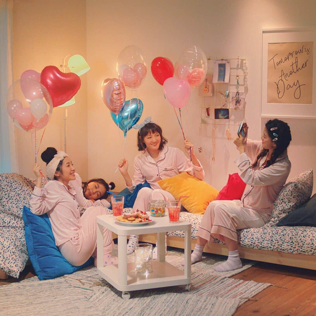 IKEA JAPANさんのインスタグラム写真 - (IKEA JAPANInstagram)「<今すぐはじめよう、新生活　パジャマパーティー編>  狭い部屋でも楽しく集まれて、しっかり眠れる。UTÅKERは一人暮らしの人にぴったりのベッドです。 -  2台のベッドは重ねた状態で、シングルベッドに。 並べれば広いソファとしても、ゲスト用ベッドとしても使えます。 -  快適な空間ならきっと、パジャマパーティーも盛り上がりますね。  今ならIKEA FAMILYメンバー限定、2万円以上ご購入で10％offクーポン還元の新生活キャンペーン実施中。  #イケア #IKEA #ikeajapan #イケアと新生活　#UTÅKER #ウトーケル #ひとり暮らし  掲載商品： UTÅKER/ウトーケル スタッキングベッド, ¥ 16,990」2月23日 8時58分 - ikeajapan