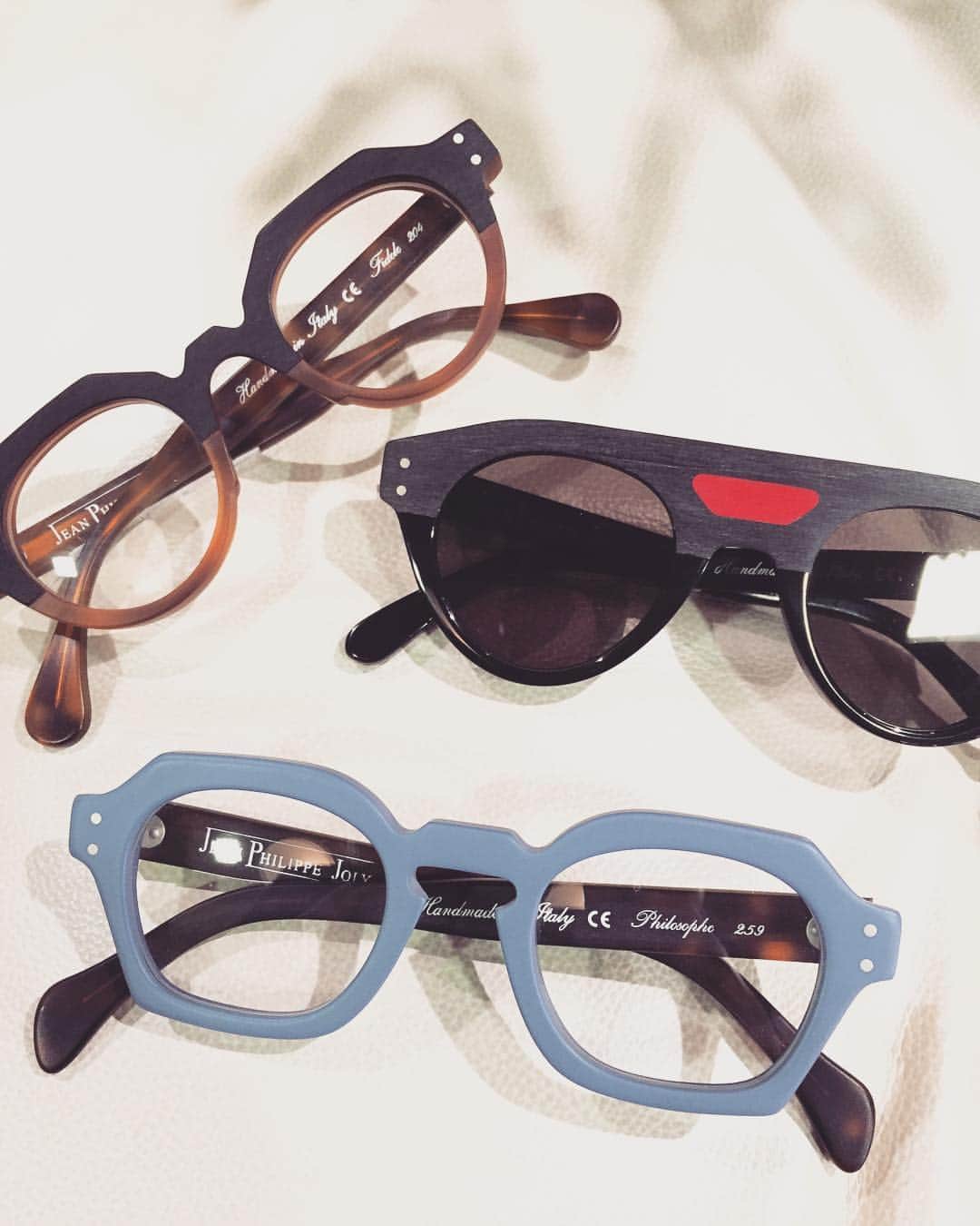 のインスタグラム：「JEAN PHILIPPE JOLYのマットのフレームは、クラシックなデザインも明るい印象で掛けられます。 #jeanphilippejoly  #マットフレーム  #クラウンパント  #sunglasses  #eyewear  #globespecs」