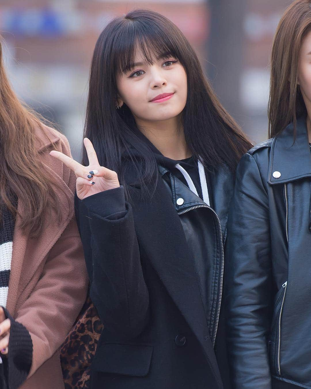 ソンさんのインスタグラム写真 - (ソンInstagram)「[PRESS] 180223 #CLC #Sorn on the way to Music Bank #BLACK_DRESS by. 톱스타뉴스」2月23日 11時00分 - sorn.clc.th