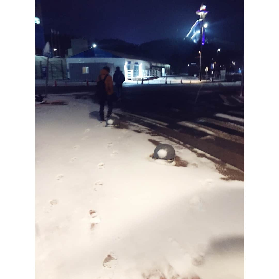 宮司愛海さんのインスタグラム写真 - (宮司愛海Instagram)「今朝の平昌は雪でした。ここ最近は比較的暖かい日が続いていましたが、この2日間くらいはぐっと寒くなっています。めざまし中継のためまだ真っ暗ななかの出勤です。 ちなみに、スピードスケートやフィギュアスケートが行われる江陵とは10度くらいの気温差があって、江陵に行くたびあたたかさに驚きます。笑  そして昨夜はバスケットボール日本代表対チャイニーズ・タイペイ戦が行われましたが、悔しい結果になってしまいました...。日曜日にはアウェーでのフィリピン戦。今度こそ...！ #平昌オリンピック #pyeongchang2018 #akatsukifive」2月23日 12時37分 - manami_miyaji