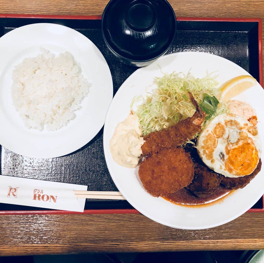 向山毅のインスタグラム：「行きたかった店。 食べたかったハンバーグ2。 #30分並んでようやく食べれた  #collars_osaka #トッピングしすぎ #グリルロン #阪急三番街 #食べすぎ #太る #台湾行くと決まってから台湾の看板が気になる #台湾のご飯も美味しそう」