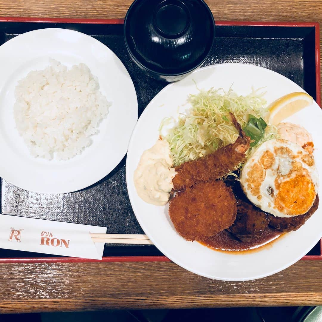 向山毅さんのインスタグラム写真 - (向山毅Instagram)「行きたかった店。 食べたかったハンバーグ2。 #30分並んでようやく食べれた  #collars_osaka #トッピングしすぎ #グリルロン #阪急三番街 #食べすぎ #太る #台湾行くと決まってから台湾の看板が気になる #台湾のご飯も美味しそう」2月23日 13時21分 - kookii_golf