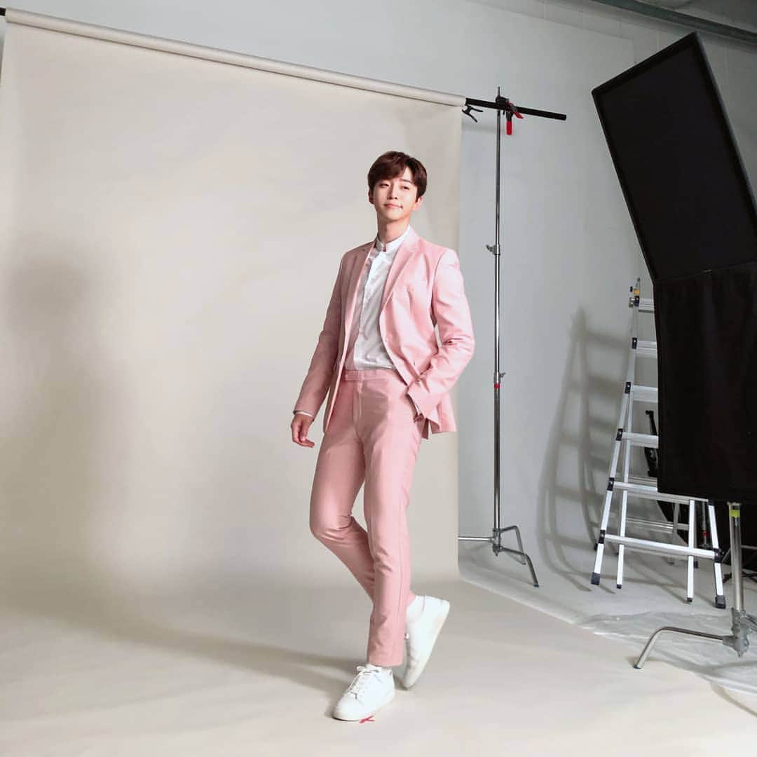 2PMさんのインスタグラム写真 - (2PMInstagram)「사실 카메라 뒤에서 이정도로 잘생기기 쉽지않은데 #그어려운걸 #매번 #이주너가해냅니다 #수트피엠 #레투스타그램」2月23日 14時19分 - real_2pmstagram