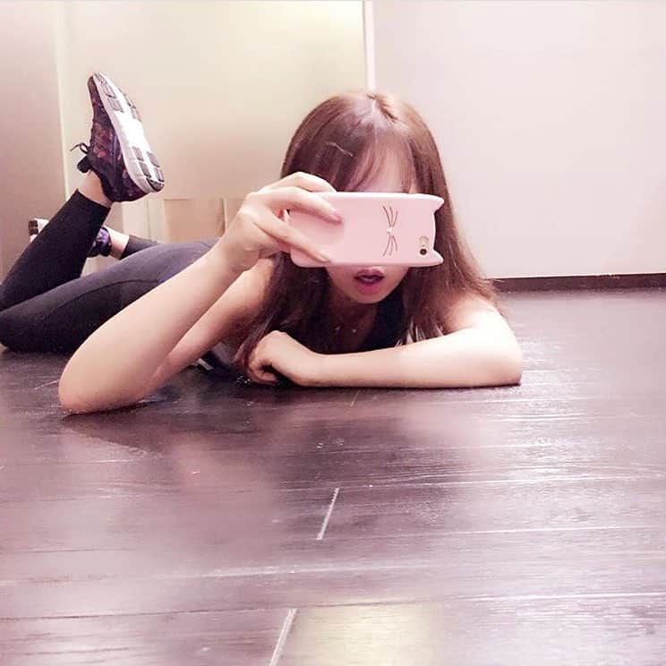 宮本莉子のインスタグラム：「. . たまにはプライベートなやつ💓 トレーニング、トレーニング。 髪明るくなってきたな〜 . #フォロー#フォロバ#いいね#いいね100 #いいね返し#相互フォロー#follow#follower#ららぽーと #千葉#料理#沖縄旅行#ブックカフェ#ママ#ホットヨガ#オーガニック#27歳#沖縄 #コスメ#副業主婦#アフィリエイト#権利収入#ハイビスカス#スマホ#ビジネス#アラサー女子#給料日#ルクア#パーソナルトレーニング#スポーツウェア」