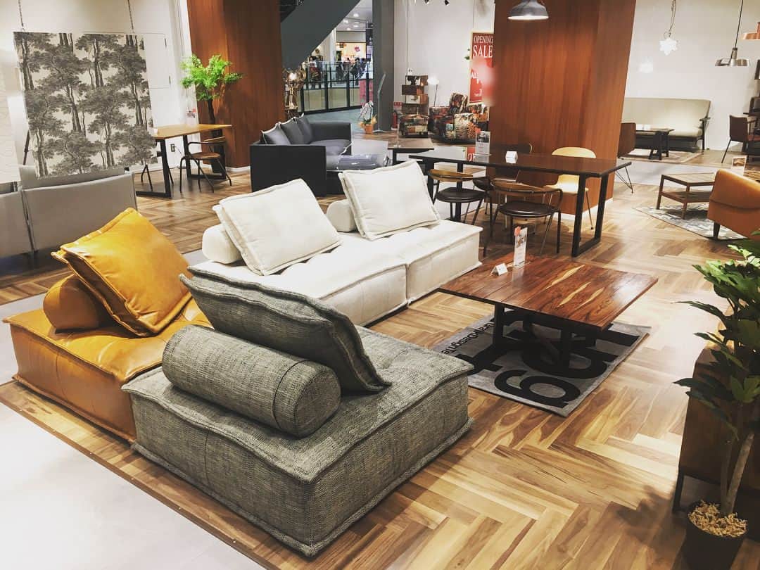 TIMELESS CRAFTさんのインスタグラム写真 - (TIMELESS CRAFTInstagram)「タイムレスクラフト幕張店は昨年11/23にオープンして、今日でちょうど3か月になります。この3か月でお店のレイアウトも展示商品もだいぶ変わりました。これは幕張店オープン直後のフォトです。 ・ 地域のお客様に今後もご愛顧いただくために、形を変え、品を変え、切磋琢磨していく所存でございますが、時々私どもスタッフもこのオープン時のフォトを見て初心に帰ろうと思います。 ・ 以上、今日も地味に定時あがりの通称ジミー・テイジがお送りしました。 ご来店をお待ちしております＼(^o^)／ ・ #timelessclaft #タイムレスクラフト #家具#ソファ#ダイニングテーブル#デザイナーズ家具#リプロダクト#コルビュジェ#lc2 #lc3#lc6#lc10#シェルチェア#イームズチェア #セブンチェア#アントチェア#サイクロンテーブル#イサムノグチ#バルセロナチェア#アルコランプ#リビング#新生活#引越し#家具買い替え#イオン幕張新都心#グランドモール2F#幕張#千葉#海浜幕張」2月23日 15時00分 - esq_innovate