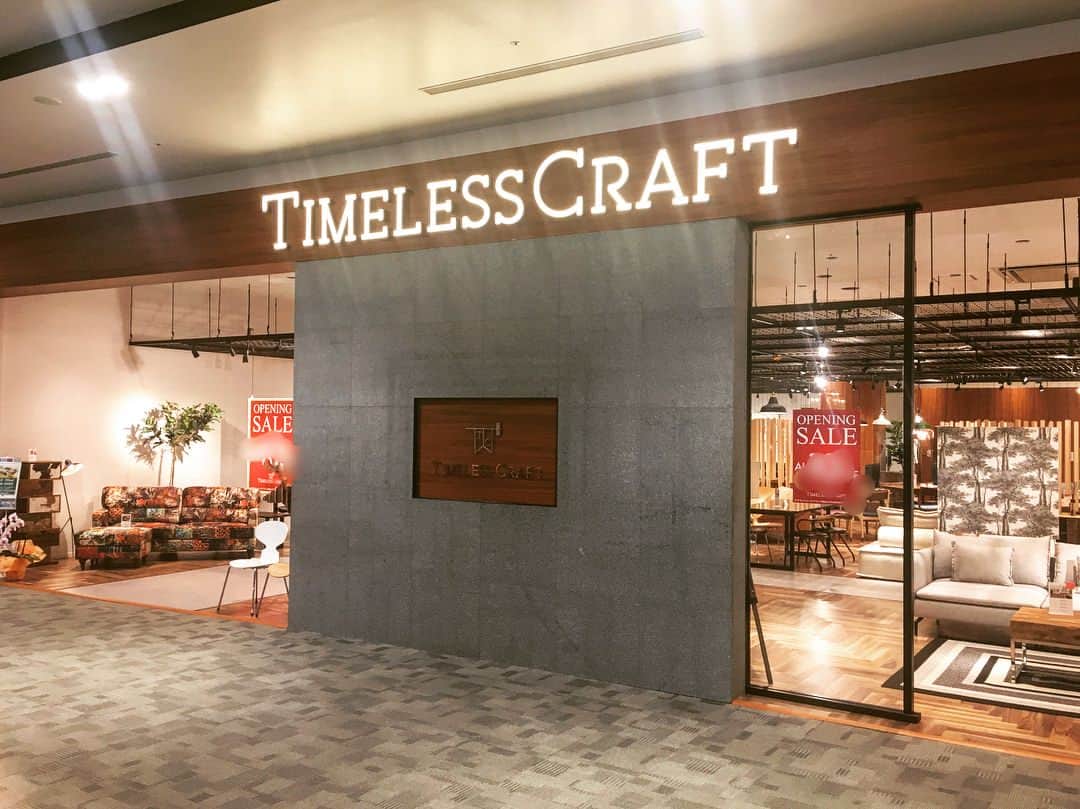 TIMELESS CRAFTさんのインスタグラム写真 - (TIMELESS CRAFTInstagram)「タイムレスクラフト幕張店は昨年11/23にオープンして、今日でちょうど3か月になります。この3か月でお店のレイアウトも展示商品もだいぶ変わりました。これは幕張店オープン直後のフォトです。 ・ 地域のお客様に今後もご愛顧いただくために、形を変え、品を変え、切磋琢磨していく所存でございますが、時々私どもスタッフもこのオープン時のフォトを見て初心に帰ろうと思います。 ・ 以上、今日も地味に定時あがりの通称ジミー・テイジがお送りしました。 ご来店をお待ちしております＼(^o^)／ ・ #timelessclaft #タイムレスクラフト #家具#ソファ#ダイニングテーブル#デザイナーズ家具#リプロダクト#コルビュジェ#lc2 #lc3#lc6#lc10#シェルチェア#イームズチェア #セブンチェア#アントチェア#サイクロンテーブル#イサムノグチ#バルセロナチェア#アルコランプ#リビング#新生活#引越し#家具買い替え#イオン幕張新都心#グランドモール2F#幕張#千葉#海浜幕張」2月23日 15時00分 - esq_innovate