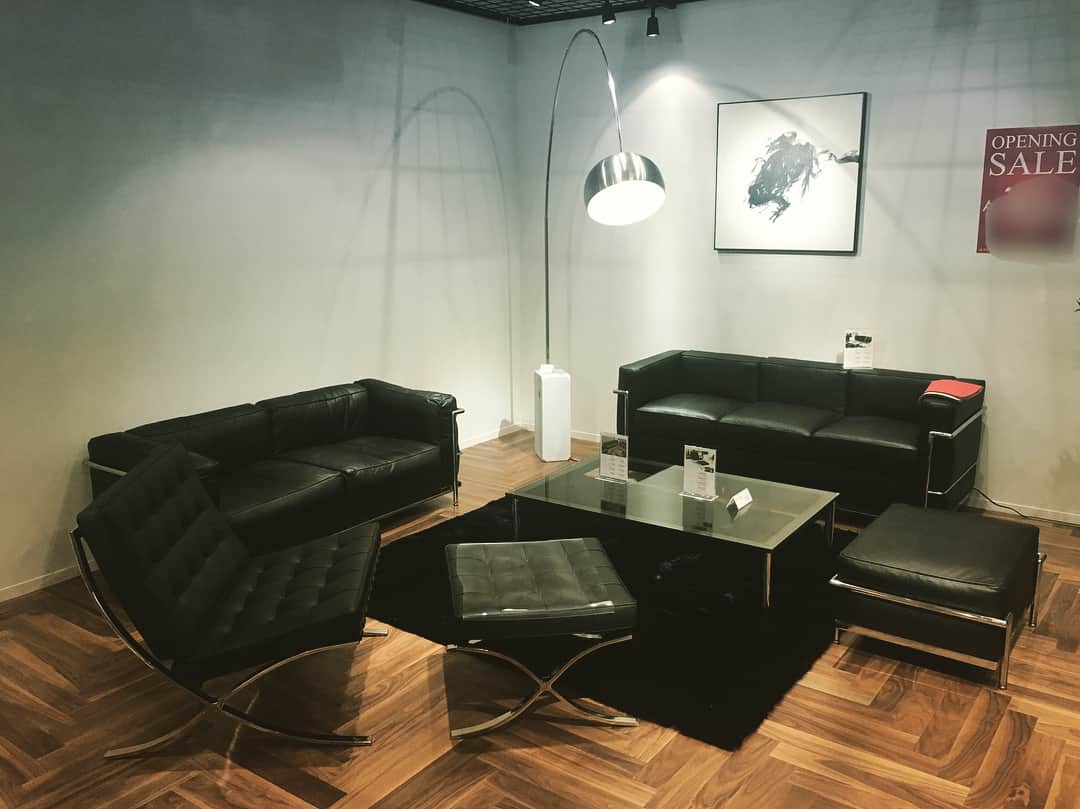 TIMELESS CRAFTさんのインスタグラム写真 - (TIMELESS CRAFTInstagram)「タイムレスクラフト幕張店は昨年11/23にオープンして、今日でちょうど3か月になります。この3か月でお店のレイアウトも展示商品もだいぶ変わりました。これは幕張店オープン直後のフォトです。 ・ 地域のお客様に今後もご愛顧いただくために、形を変え、品を変え、切磋琢磨していく所存でございますが、時々私どもスタッフもこのオープン時のフォトを見て初心に帰ろうと思います。 ・ 以上、今日も地味に定時あがりの通称ジミー・テイジがお送りしました。 ご来店をお待ちしております＼(^o^)／ ・ #timelessclaft #タイムレスクラフト #家具#ソファ#ダイニングテーブル#デザイナーズ家具#リプロダクト#コルビュジェ#lc2 #lc3#lc6#lc10#シェルチェア#イームズチェア #セブンチェア#アントチェア#サイクロンテーブル#イサムノグチ#バルセロナチェア#アルコランプ#リビング#新生活#引越し#家具買い替え#イオン幕張新都心#グランドモール2F#幕張#千葉#海浜幕張」2月23日 15時00分 - esq_innovate