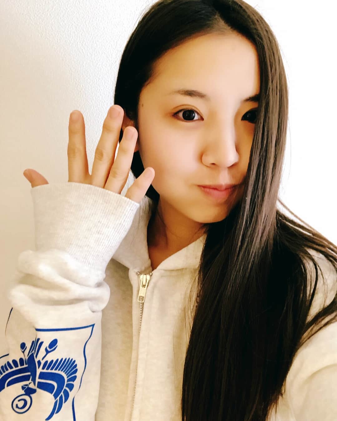 阿部真央のインスタグラム：「【ま】エイジアエンジニア のYOPPYさん @357clothing からステキなお洋服とピアスのプレゼントを頂きました！裏起毛パーカーあったかいです。クリップピアスもめちゃくちゃ可愛い♡YOPPYさんありがとうございます！  #357clothing #阿部真央 #あべま」