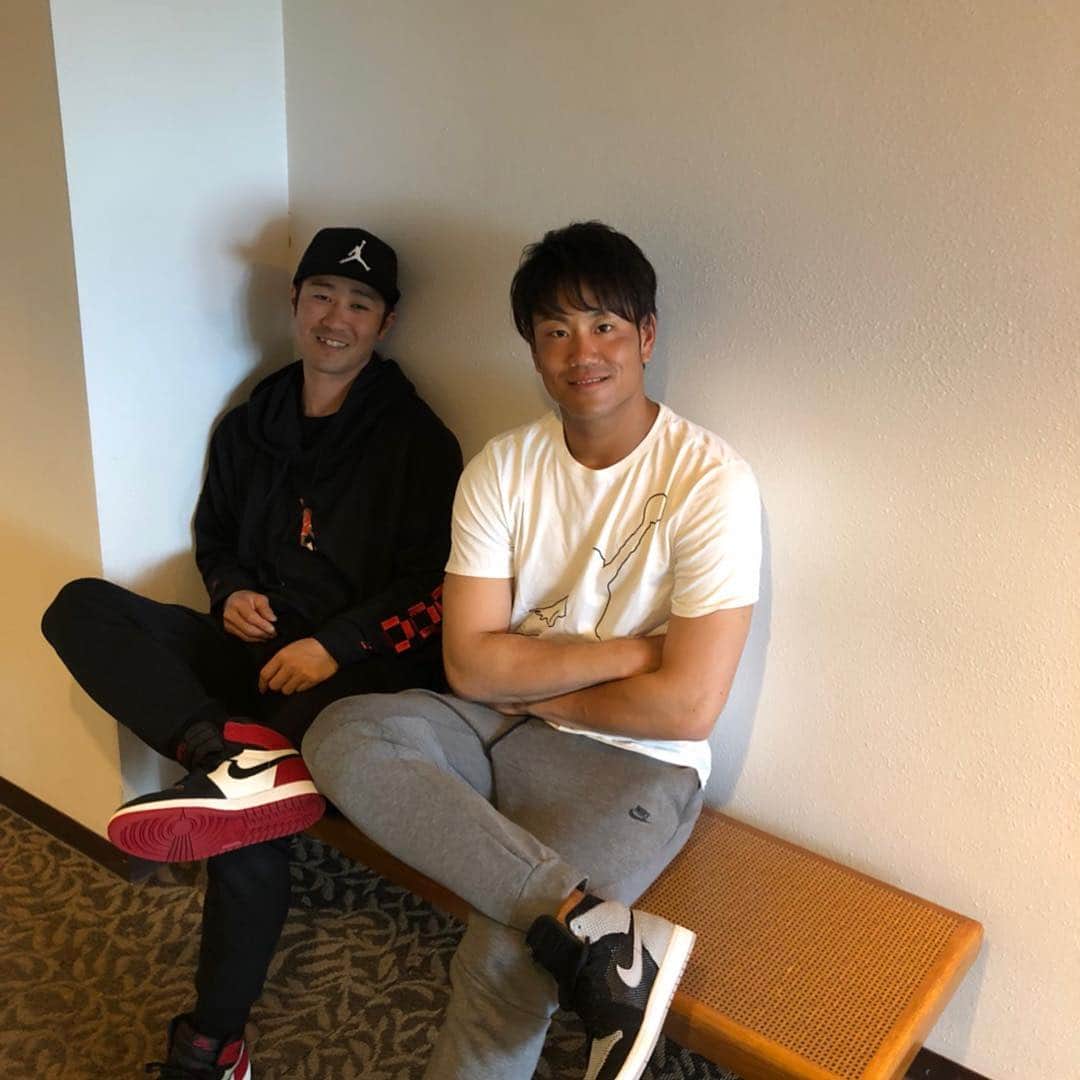 のインスタグラム：「剛さんにもらった靴で残波岬にウォーキング行きました！ 明日からオープン戦始まるし頑張ります！頑張りましょー」