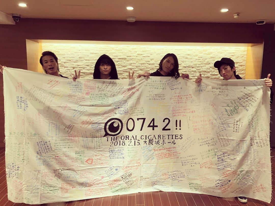 THE ORAL CIGARETTES さんのインスタグラム写真 - (THE ORAL CIGARETTES Instagram)「大阪城ホールでたくさんの寄せ書きを頂きました！ ありがとうございます！！ #オーラル_大阪城ホール」2月23日 17時26分 - the_oral_cigarettes_official