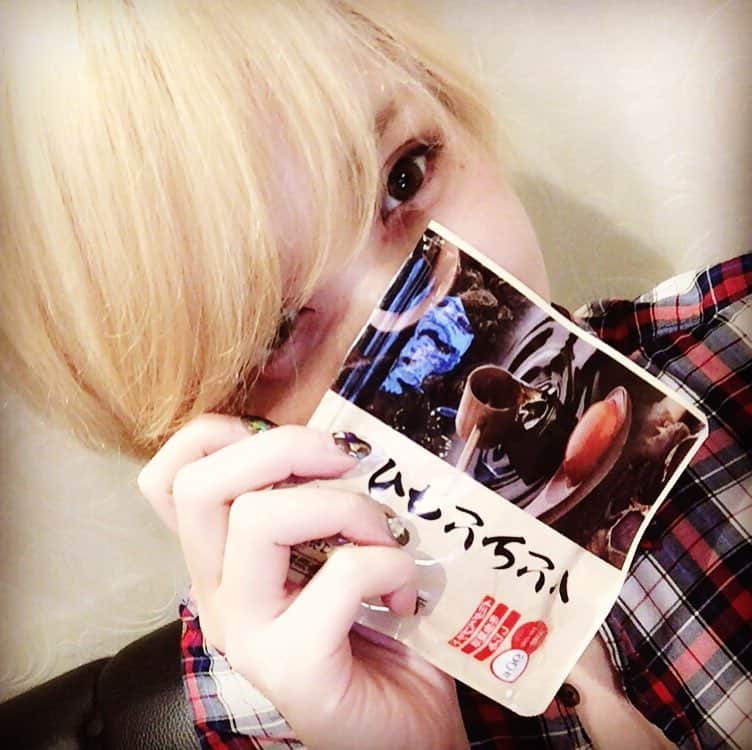 凰かなめさんのインスタグラム写真 - (凰かなめInstagram)「華金だー飲むぞー！めっちゃ効く♥ #黒ニンニク　#ごこく　#お仕事 #おススメ　#メッチャ効く♥　#みんな試してみて #五黒のマカにんにく」2月23日 17時34分 - kaname19951115