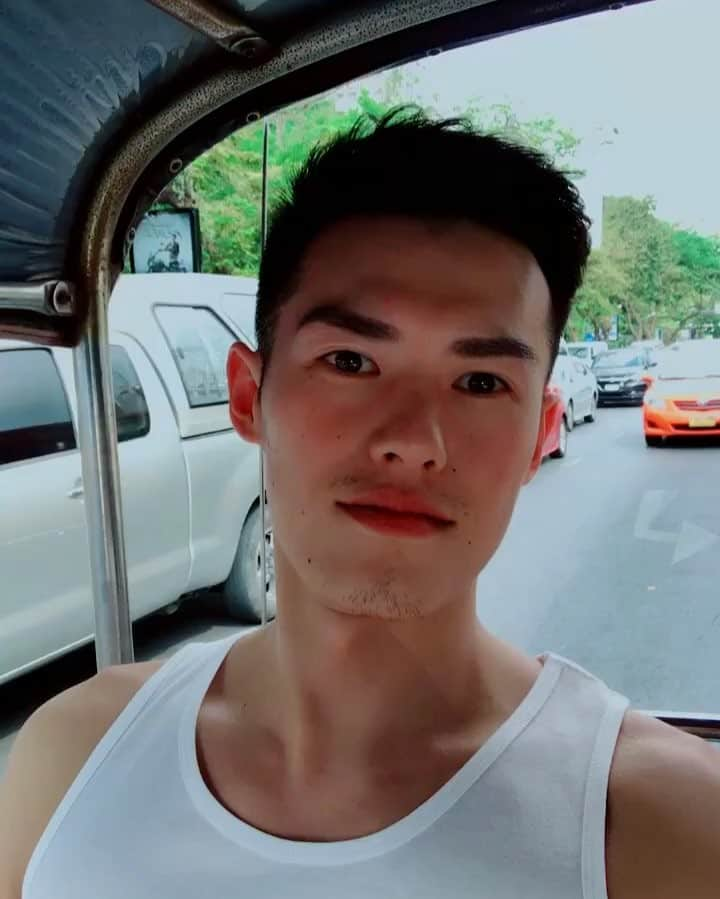 柴田嶺のインスタグラム：「タイ人と思ってタイ語で話かけるのやめてw Please stop talking to me in Thai lol #tuktuk#thailand#fun#hotwether#」