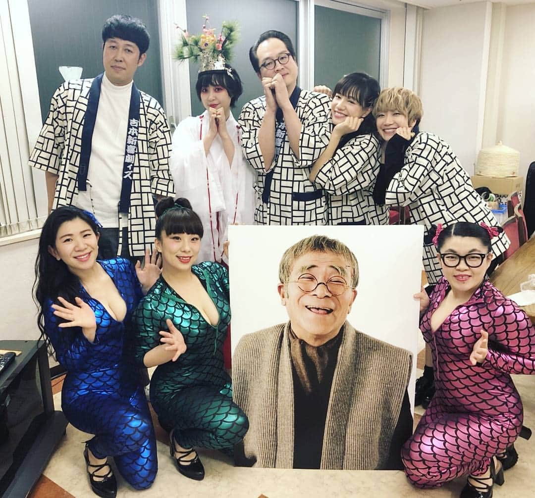服部ひで子のインスタグラム：「🍎告知です🍎  明日、2/24(土)よる９時！！！ 日テレ『嵐にしやがれ』 『隠れ家ARASHI』のコーナーに、吉本新喜劇ィズ出演させていただいております(*^^*)♪ 少しでも全国の皆様に、吉本新喜劇ィズと言うバンドを知っていただけるチャンス…(ノ_＜。)✨ 是非、一目だけでも見ていただけたらありがたいです！！！ 宜しくお願いします🎤🎸🎹🎼🎺 #吉本新喜劇 #よしもと新喜劇 #新喜劇 #吉本新喜劇ィズ #ヨッチリ  #爆乳三姉妹  #日テレ #嵐にしやがれ」