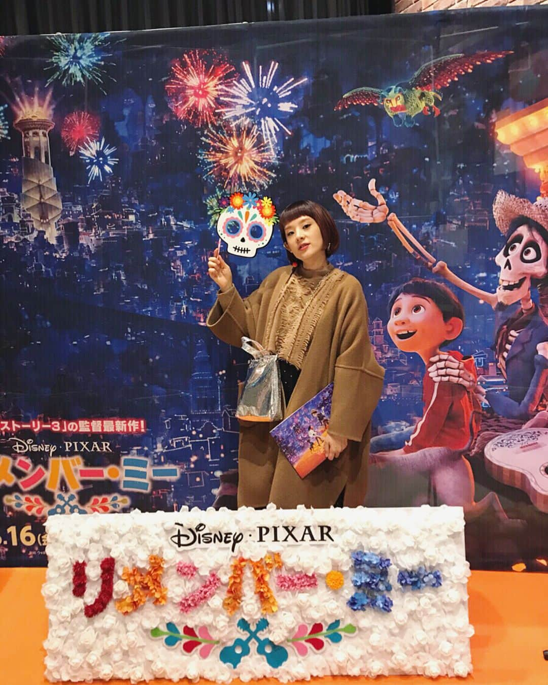 HALCALIさんのインスタグラム写真 - (HALCALIInstagram)「ディズニー・ピクサーの最新作 #リメンバーミー の試写会に行かせてもらいました💀❤️無形文化遺産でもあるメキシコの【死者の日】がテーマになっていて、色鮮やかですごく綺麗な映像にジーーン😢音楽が繋ぐ家族の絆が素敵なお話😭大好きだったひいおばあちゃん達やぷーちゃん🐶に会いたくなりました☺️あんなにハッピーな死後の世界でみんな仲良く楽しく過ごしてくれてたらいいなー☺️日本語吹き替え版も見てみたい🎶3/16公開ですって🇲🇽💀🇲🇽 #COCO」2月23日 18時06分 - yucali_halcali