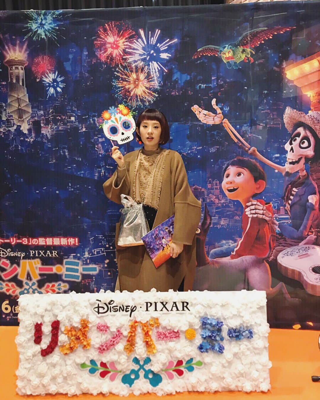 HALCALIのインスタグラム：「ディズニー・ピクサーの最新作 #リメンバーミー の試写会に行かせてもらいました💀❤️無形文化遺産でもあるメキシコの【死者の日】がテーマになっていて、色鮮やかですごく綺麗な映像にジーーン😢音楽が繋ぐ家族の絆が素敵なお話😭大好きだったひいおばあちゃん達やぷーちゃん🐶に会いたくなりました☺️あんなにハッピーな死後の世界でみんな仲良く楽しく過ごしてくれてたらいいなー☺️日本語吹き替え版も見てみたい🎶3/16公開ですって🇲🇽💀🇲🇽 #COCO」