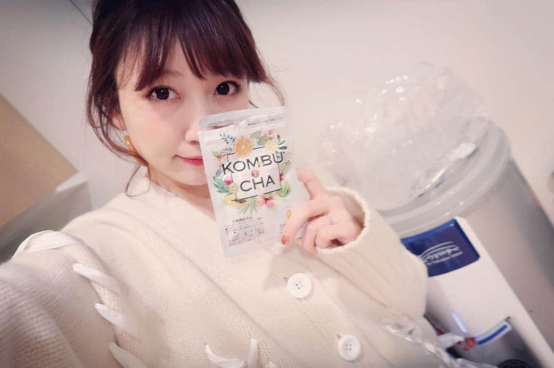 桃さんのインスタグラム写真 - (桃Instagram)「夜にサプリを飲んで寝るのが日課。お肌の為には鉄と葉酸のサプリ、体型維持のためにはコンブチャのサプリ飲んでるよ☝️コンブチャと言っても「昆布茶」ではなくて、紅茶に漬け込んで発酵させたキノコのことなんだよ！！酵素POWERがすごいの💪✨ #KOMBUCHA生サプリメント#コンブチャ生サプリ#こん部#pr#オルキス#コンブチャ#鉄 #葉酸 #酵素 #ダイエット @kns_jp」2月23日 18時52分 - momo.official