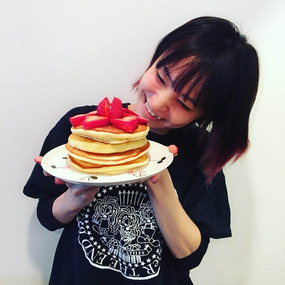 LiSAさんのインスタグラム写真 - (LiSAInstagram)「明日はLADiES Dayなのでパンケーキも女子力高めにイチゴ飾っといた🍓🥞 #LiSA #パンケーキ」2月23日 19時00分 - xlisa_olivex