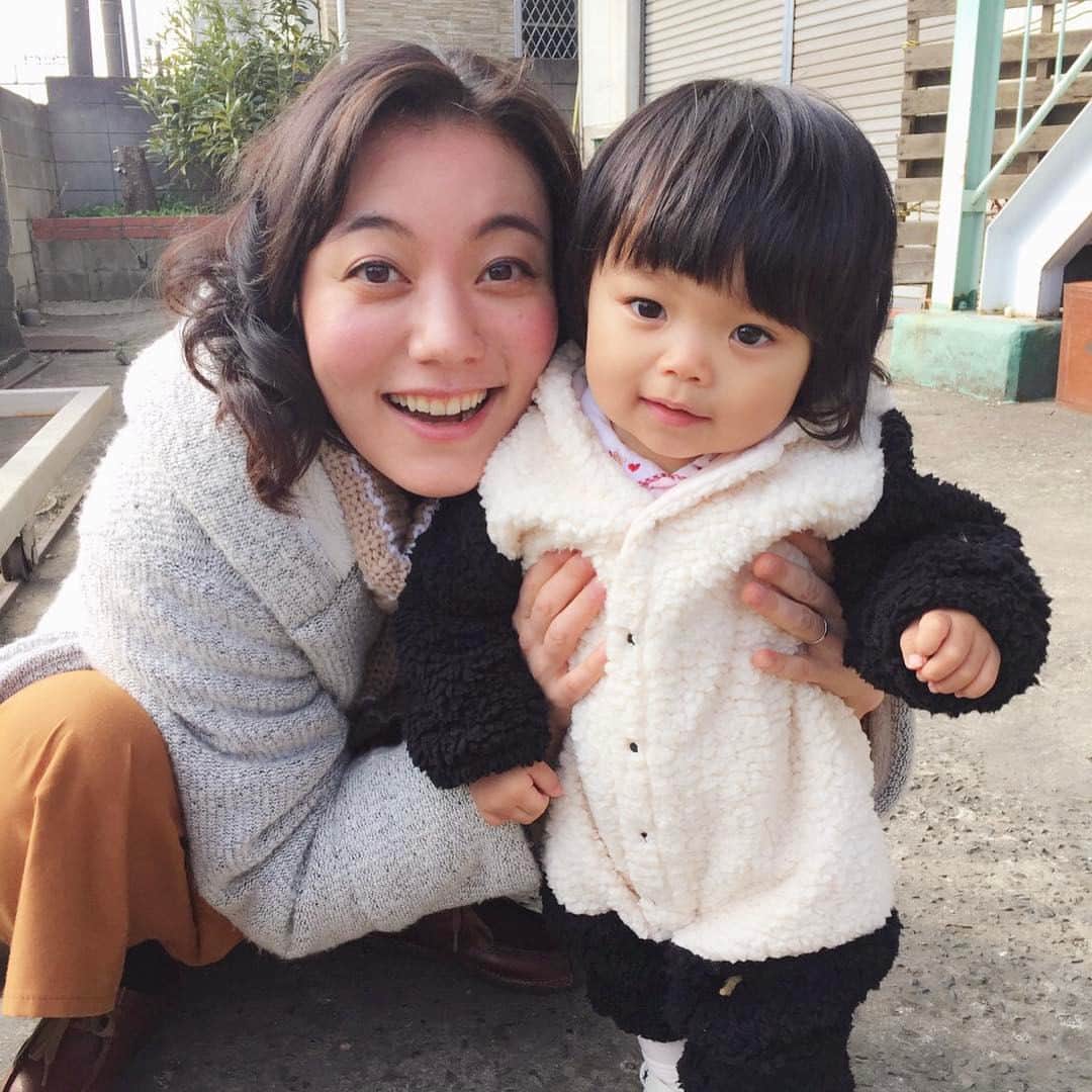 日本テレビ「anone」のインスタグラム：「瑛太さん演じる中世古理市の妻・結季役の鈴木杏さん🙂そして、娘の彩月役りたちゃん🙃カメラ回ってないところでも本当の親子みたいに仲良しなのが本気で癒される😭 #anone #あのね #日テレ #水ドラ #鈴木杏 #山岸理樹 #とんでもなく人懐こいのよ #かわいすぎて全員がメロメロ #ちなみに衣裳はパンダちゃん #シャンシャンもかわいいけどりたちゃんも負けてない #杏さんめっちゃいい笑顔 #まぶしすぎて #現場のみんなも笑顔になる #癒しのひと時です ☺️」