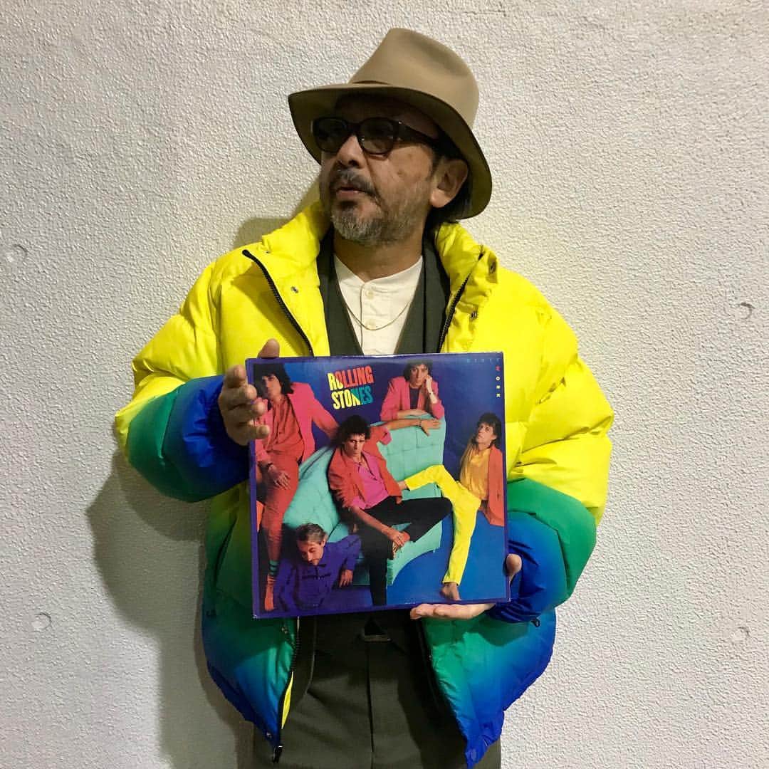 のインスタグラム：「今日の１枚 #ROLLINGSTONES #DIRTYWORK  #DOWNJACKET#SUPREME #SUIT#THESTYLISTJAPAN #HENRYNECK#GLADHAND #CHAIN#VENDOMEAOYAMA #THESTYLISTJAPAN #HAT#BORSALINO#THESTYLISTJAPAN #眼鏡#白山眼鏡店#THESTYLISTJAPAN」