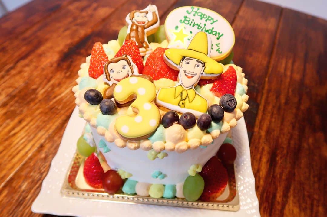 平有紀子さんのインスタグラム写真 - (平有紀子Instagram)「お誕生日ケーキは息子の好きな「おさるのジョージ」をテーマにオーダーしたよ🎂 . カーズのマックィーンにするか迷ったけどジョージが可愛くて、黄色い帽子のおじさんもちゃんといて大満足❤️ . 息子、ジョジジョジって言って喜んでくれました🐒❤️ . . 1年に1回のお祝いだからやっぱり楽しんでもらえるとこの上ない幸せだ✨🎉 . . #お誕生日 #誕生日 #3歳の誕生日 #3歳誕生日 #誕生日ケーキ #バースデーケーキ #デコレーションケーキ #オーダーケーキ #キャラクターケーキ #アイシングくクッキー #おさるのジョージ #happybirthday #birthdaycake #birthday」2月23日 19時46分 - yukikotaira