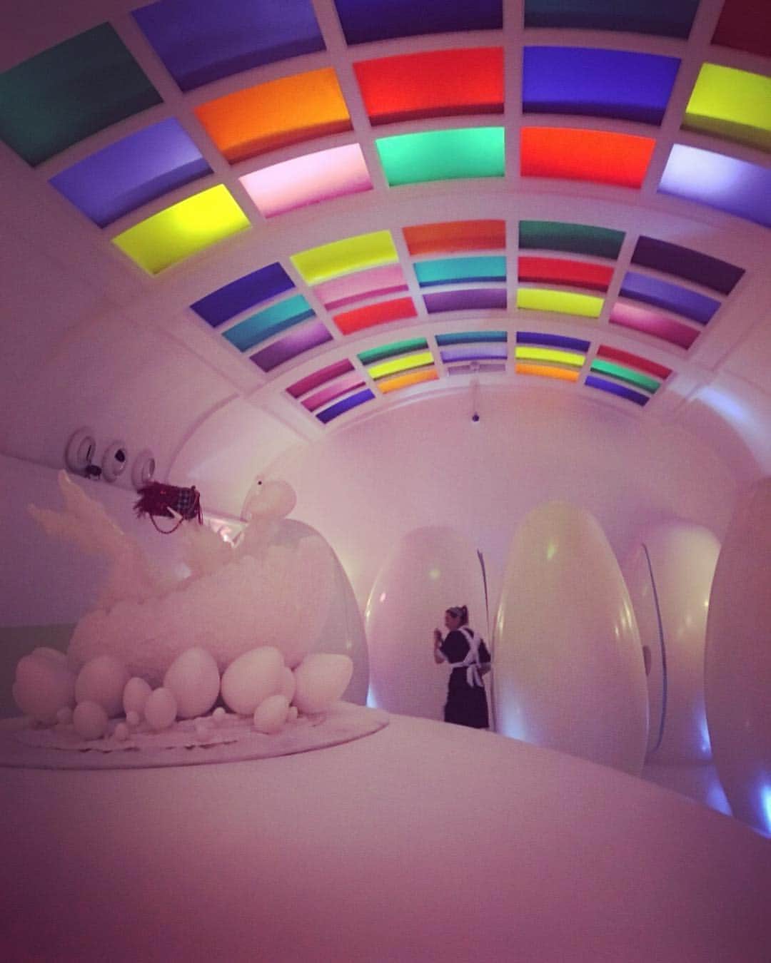 のインスタグラム：「@sketchlondon というご飯屋さんのトイレが素敵でした。  エイリアンの卵みたいな形の中がトイレ🚽 お掃除お姉さんの制服も良い感じです🙆‍♀️ #sketch #toilet #スケッチ #london #sketchlondon」