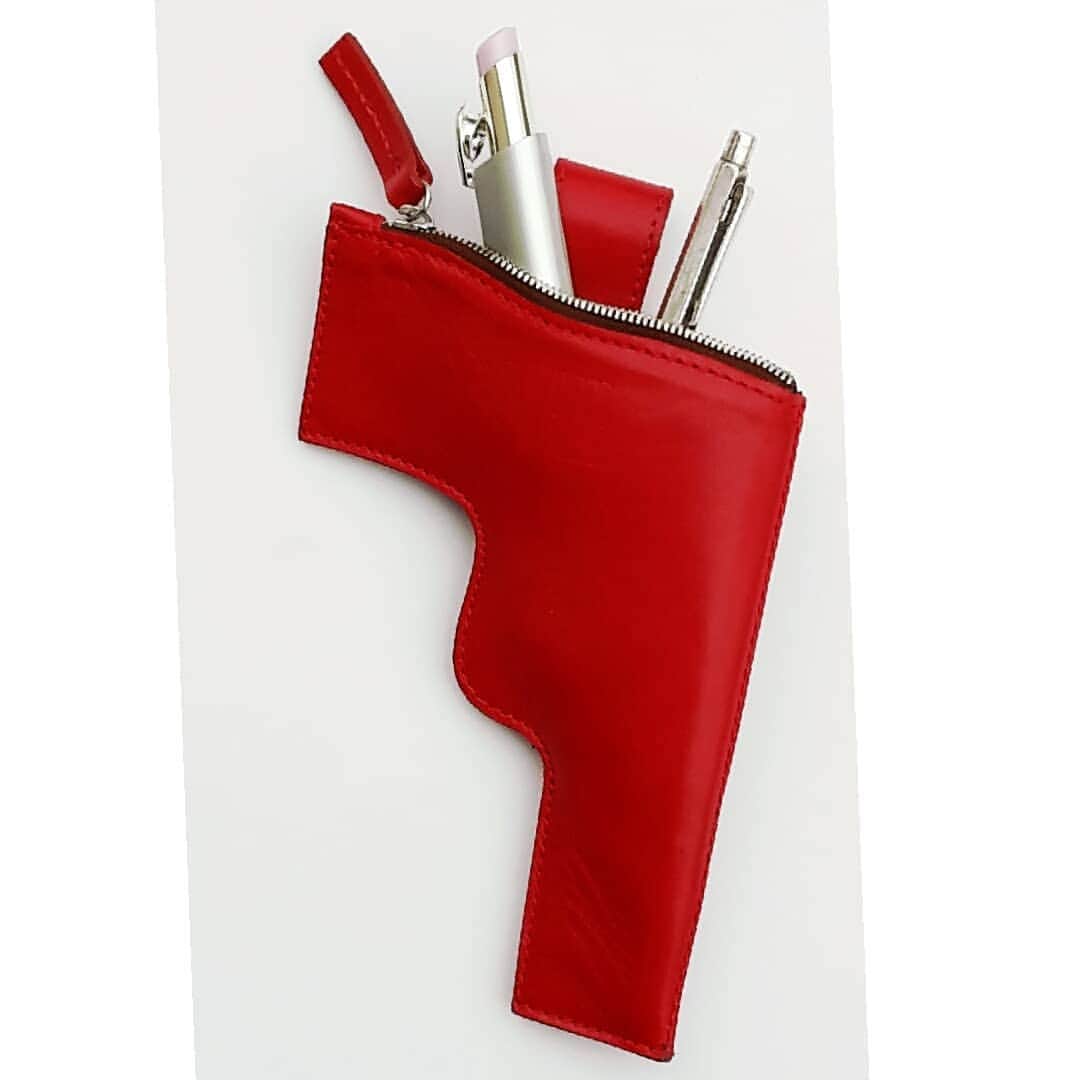 ジョン リベのインスタグラム：「no guns allowed ... never again!  #johnribbe #noguns #neveragain #leatherpurse #makeuppouch #lipstick #spreadlove #fashionlove #fashionlover #bagaccessories」