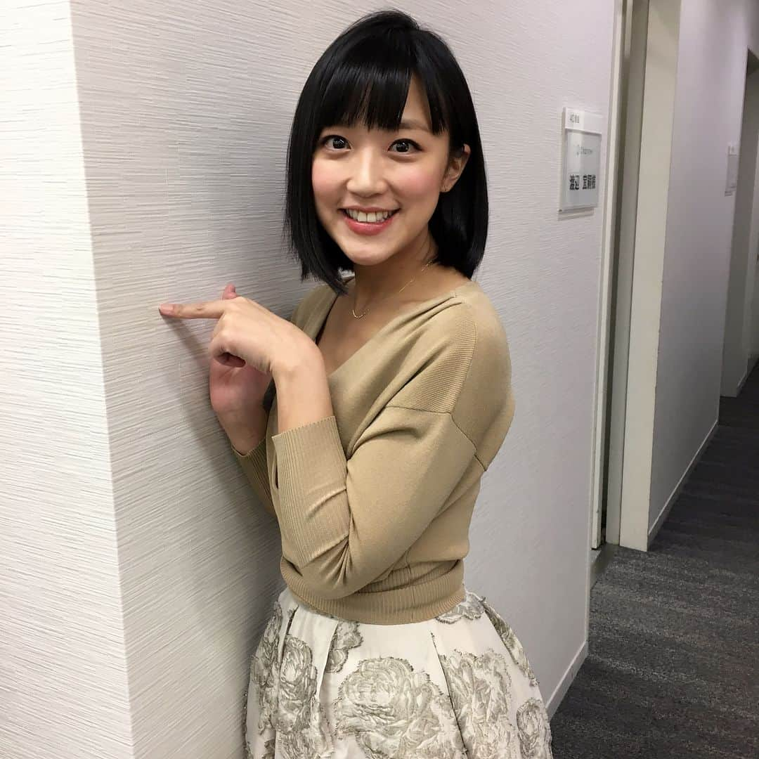 竹内由恵さんのインスタグラム写真 - (竹内由恵Instagram)「今週もお疲れさまでした^ ^ 昨日と今日の「スーパーJチャンネル」の衣装はどちらも「CELFORD」。初めて着させてもらったブランドですが、素敵でした。 1枚目は、メークルームの新しい壁、2枚目は新装された番組セットをバックに✨ #celford#スーパーjチャンネル #竹内由恵#平昌五輪#残りわずか」2月23日 21時22分 - yoshie0takeuchi