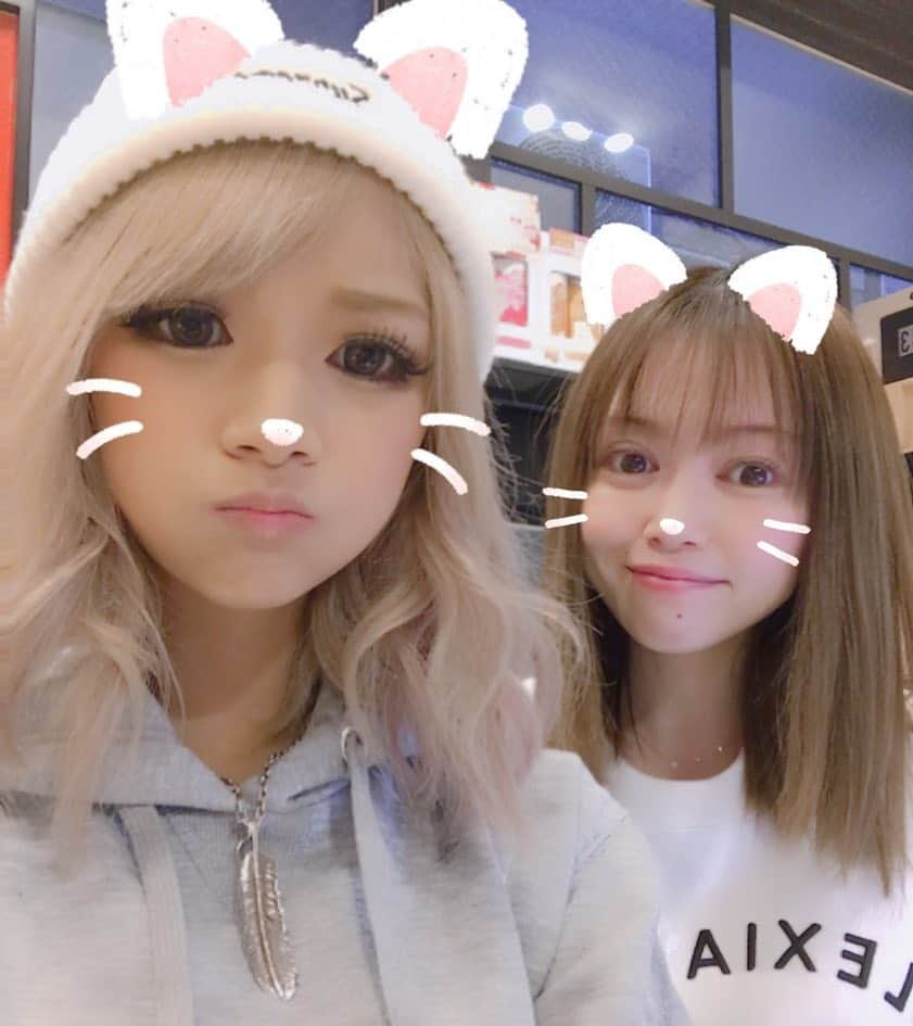 高橋由真さんのインスタグラム写真 - (高橋由真Instagram)「今日はレセプションの先輩♡ 加瀬ちゃん【 @ayaka.kase 】と お仕事してましたるんるん♡🐈 . インスタ始めたばかりらしいよ♡ . 綺麗なお姉さまですよ♡ 加瀬ちゃんのお尻気持ち良いよ♡ . #ISM #レセプション #北千住 #美容院 #加瀬ちゃん #ゆまち #らんでぶー #O型」2月23日 22時11分 - yumachi1021