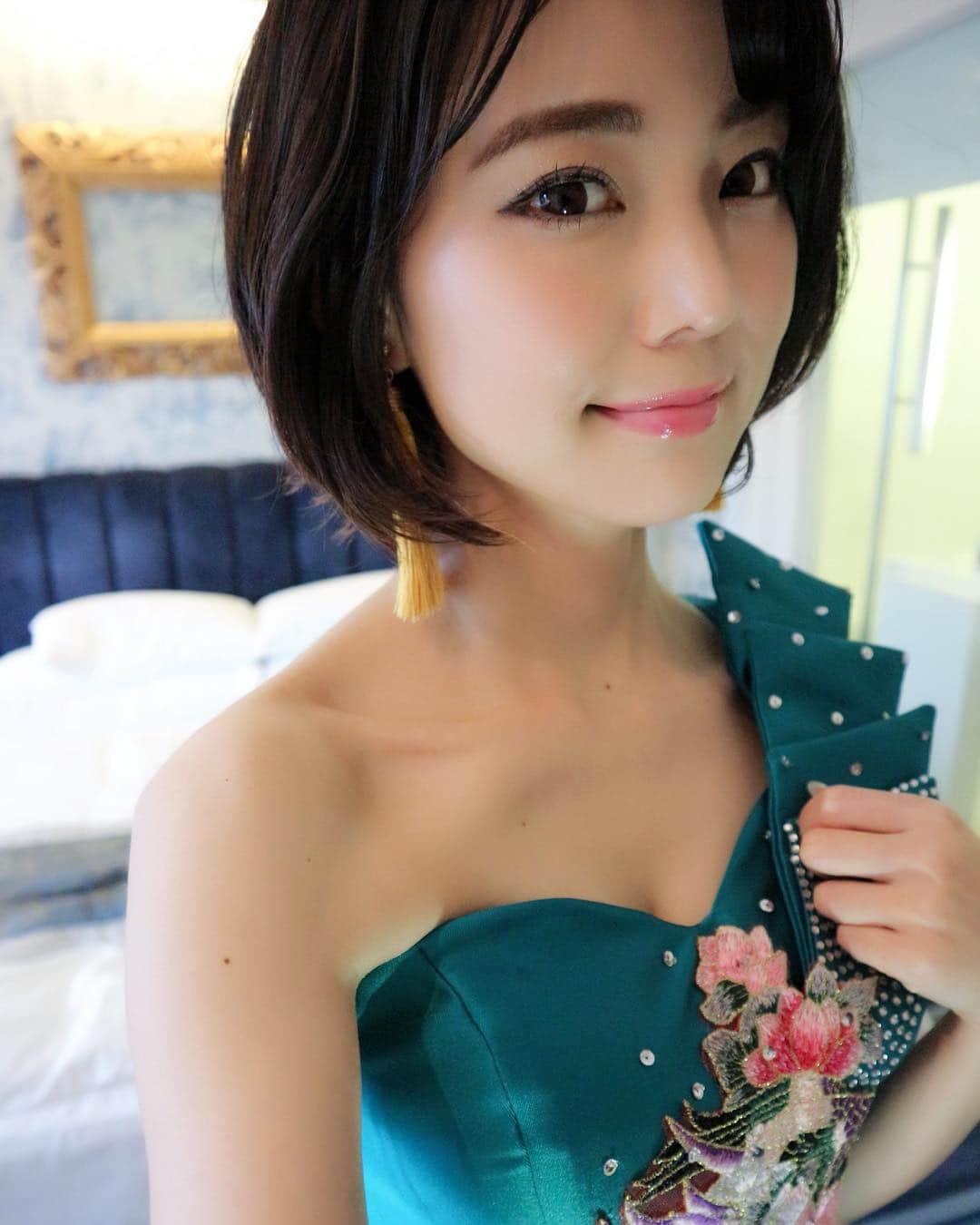 林村ゆかりのインスタグラム：「イチナナの台湾のパーティは肩出し引きづりチャイナドレスで行きました🌸 ㅤㅤㅤㅤㅤㅤㅤㅤㅤㅤㅤㅤㅤ パーティの写真、ちょっとずつ載せて行きます🙂💞 ドレスに負けないようにがっつりメイク。 ㅤㅤㅤㅤㅤㅤㅤㅤㅤㅤㅤㅤㅤ ㅤㅤㅤㅤㅤㅤㅤㅤㅤㅤㅤㅤㅤ ㅤㅤㅤㅤㅤㅤㅤㅤㅤㅤㅤㅤㅤ #dress #chinadress #party #チャイナドレス #パーティ #taiwan #台湾 #selfie #自撮り」
