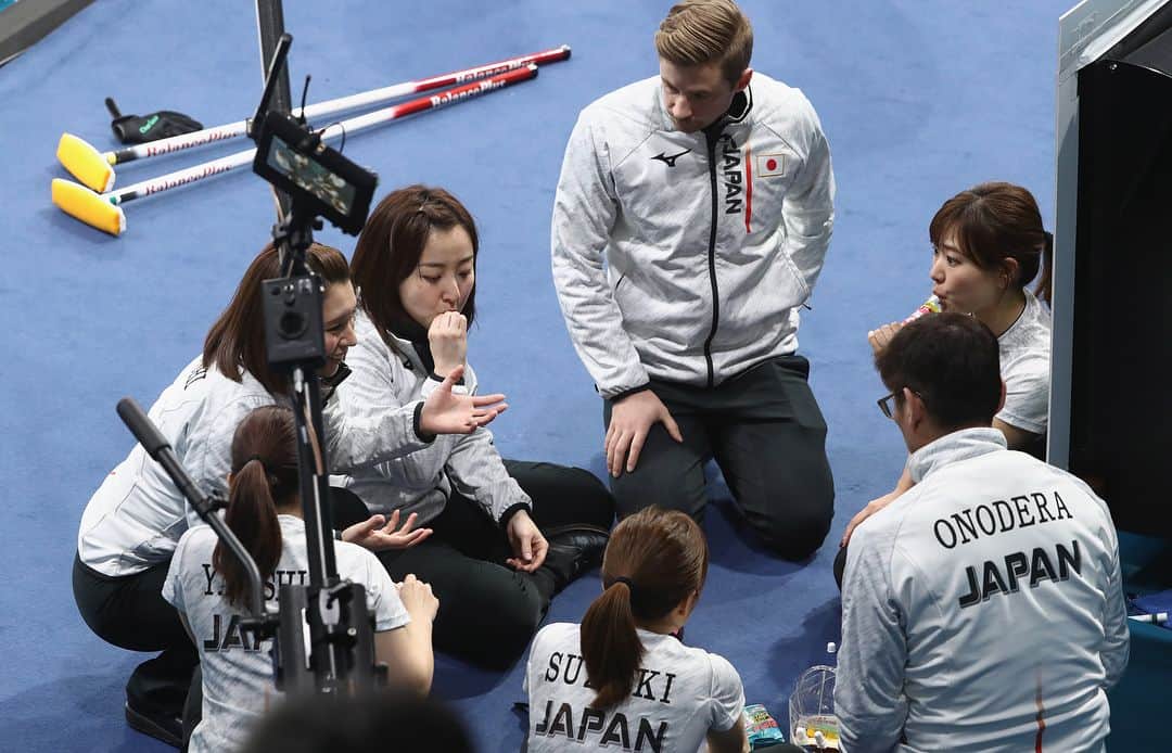 国際オリンピック委員会さんのインスタグラム写真 - (国際オリンピック委員会Instagram)「#カーリング 女子日本代表対韓国代表の準決勝は、第10エンドに日本代表が追いつき延長戦に持ち込むも、7-8で惜敗。 明日銅メダル獲得をかけ、イギリス代表との3位決定戦に挑みます🇯🇵🔥 #そだねー #もぐもぐタイム #pyeongchang2018 #olympics @chinami1991」2月23日 23時15分 - gorin