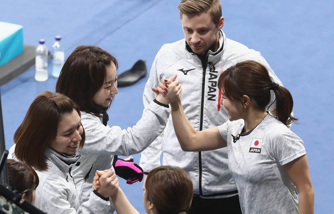 国際オリンピック委員会さんのインスタグラム写真 - (国際オリンピック委員会Instagram)「#カーリング 女子日本代表対韓国代表の準決勝は、第10エンドに日本代表が追いつき延長戦に持ち込むも、7-8で惜敗。 明日銅メダル獲得をかけ、イギリス代表との3位決定戦に挑みます🇯🇵🔥 #そだねー #もぐもぐタイム #pyeongchang2018 #olympics @chinami1991」2月23日 23時15分 - gorin