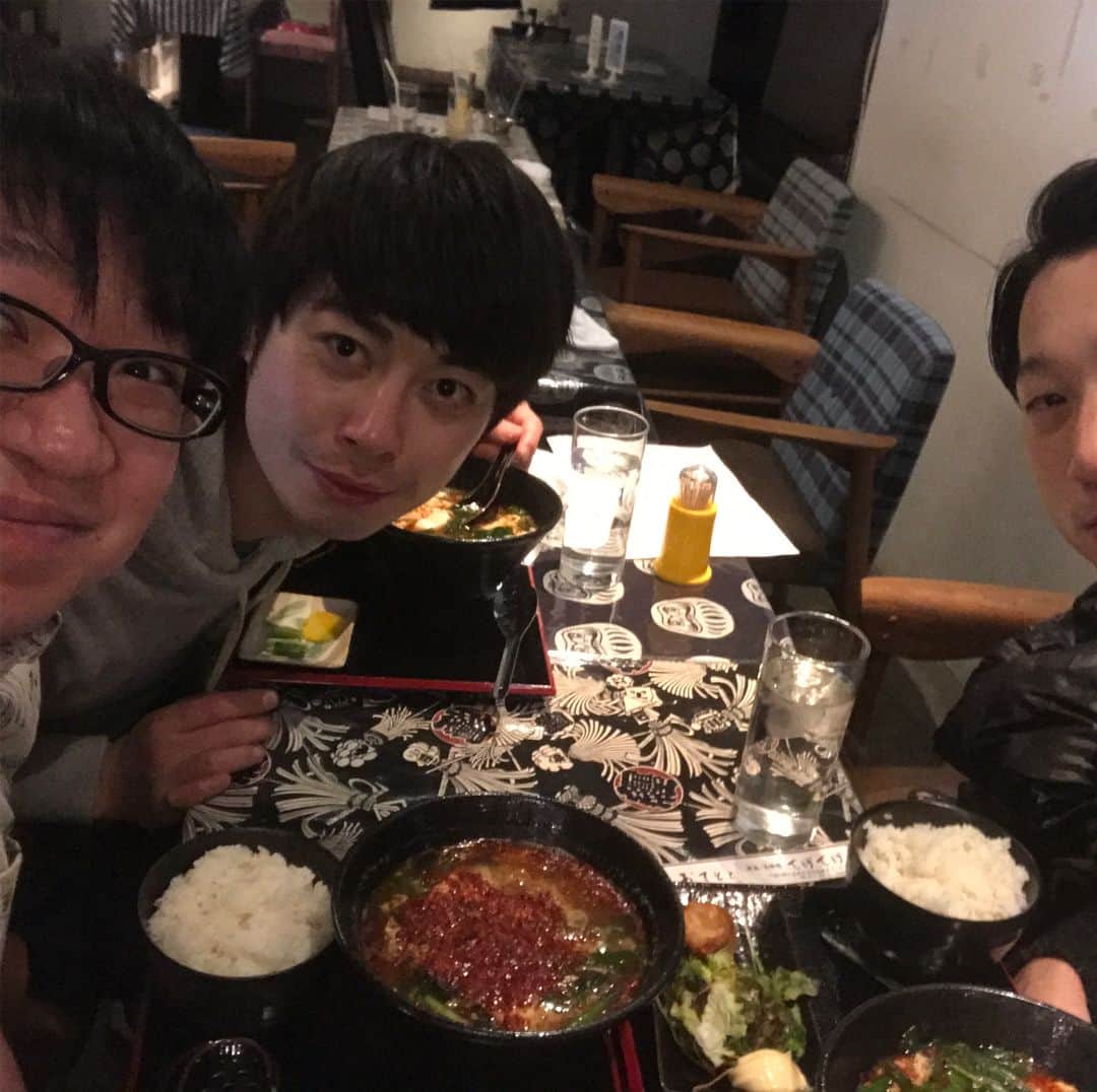 のインスタグラム：「3月14日18時〜「MEKKEMON」！ ZAZA HOUSEにて！ エントリー終わりに山根さんにランチご馳走なりました！美味すぎでした！ #山根リチャードさん #サンドロップジェット菅原さん #てげてげ #ランチ #辛麺 #美味すぎ #ボスやのに球とか蹴る奴 #聖光気 #自分の人格全員と相談 #仙水」