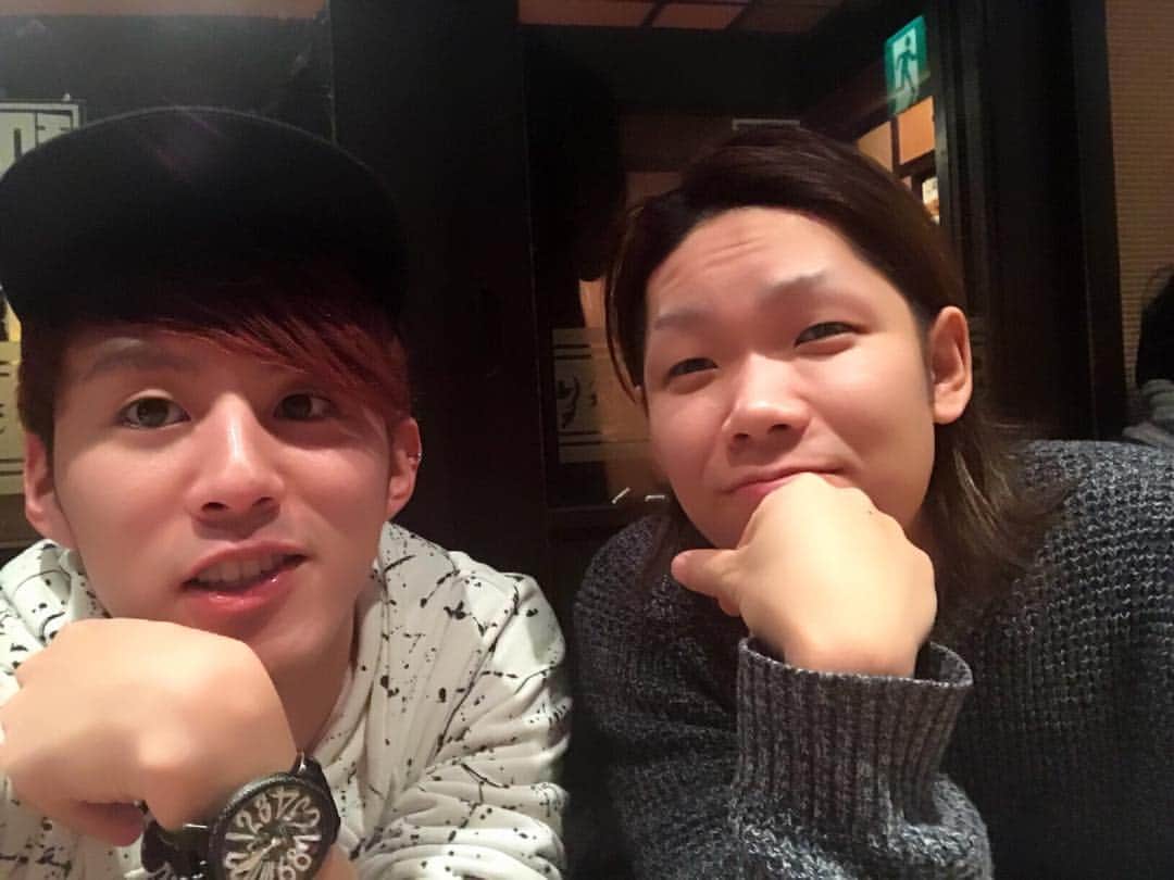 のインスタグラム：「今日は渋谷eggman来てくれてありがとう！ めっちゃエモい1日だったなあ。 . なんか昔全く売れてねーバンドの同窓会みたいな。 . 本当に10人しかいなかった日があったんよね。 . みんな変わったなー . 続けてきただけかもしれないけど 続ける勇気大事よね！ . そんなライブだった！ 打ち上げも懐かしいトークばっかりで、人格は良い意味で全く変わってなかった笑 . とりあえず気楽！笑笑 . 最高な一日が終わって 飲んでるお時間に めっちゃ仲良くなったサイキ！ 前から仲よかったけど、 ずっと2人で深い話してる笑 . 最高の友達 . P.S.片山僚は専門学校の同級生だったから付き合い8年…笑 . #片山僚 #サイキコウヘイ #しっぽり深い話呑み #渋谷eggman #バンドのこの感じ好き #楽しい」