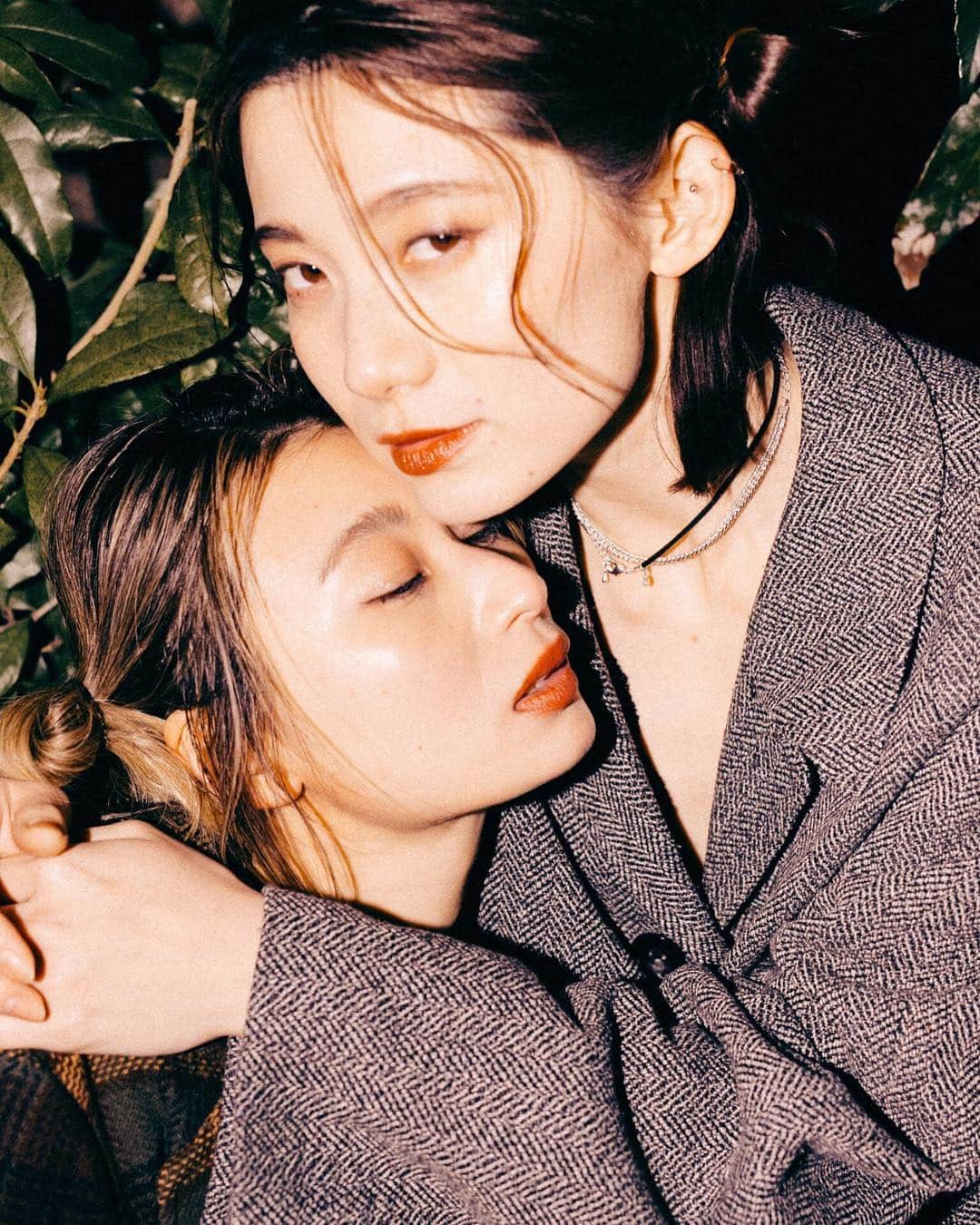 平山奈美のインスタグラム：「w @yoshidaerika  #photography #twins #lesbian #gn #accessory #girl #asian #night #fbf」