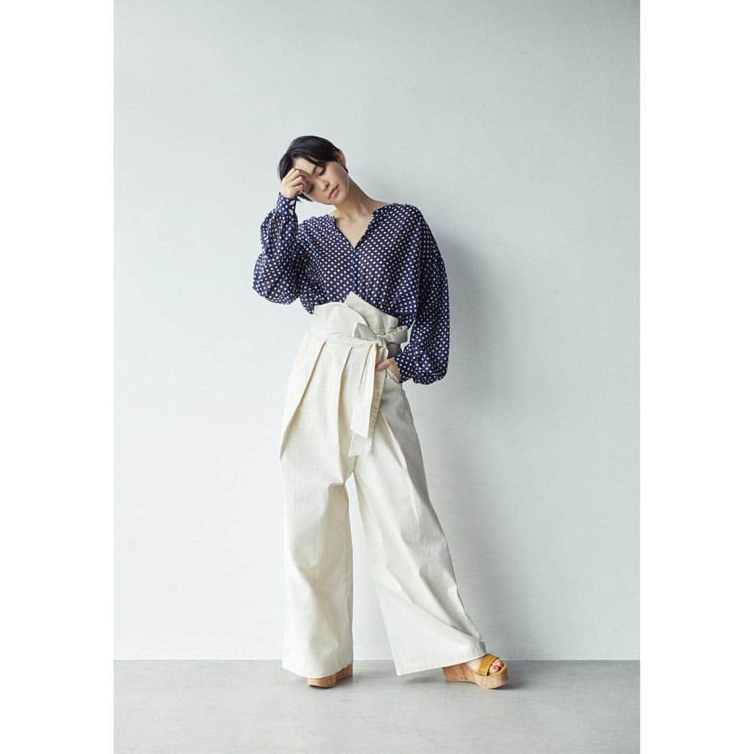 NOBLEさんのインスタグラム写真 - (NOBLEInstagram)「“Feminine Mood” 内面から上品な雰囲気が滲み出る、フェミニンな女性でいたい。 見せかけではない、本質的な美しさや女らしさを求めて。 blouse ¥18.000(+tax) pants「CATHRINE HAMMEL」¥27.000(+tax)  #new#lookbook#fashion#style#marine#coordinate#clean#trend#ss#2018#noble#baycrews#ルック#ルックブック#コーデ#ノーブル#ベイクルーズ#モデル#比留川游」2月24日 10時28分 - noble.jp