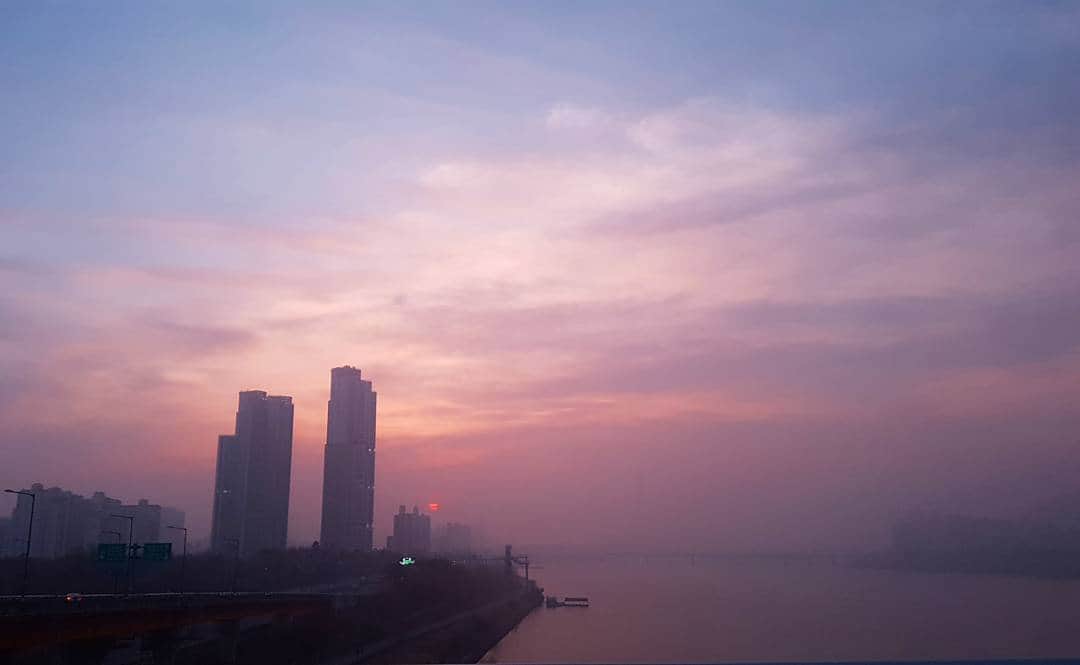 イ・チェヨンさんのインスタグラム写真 - (イ・チェヨンInstagram)「출근길 💜 한국은 미세먼지 속에서도 아름답다.」2月24日 10時36分 - chyoung15