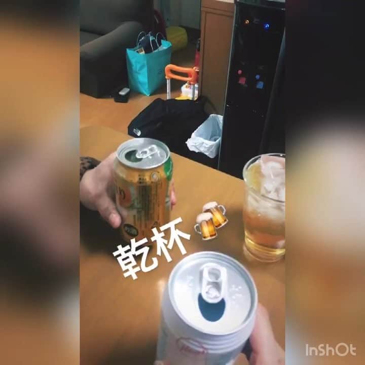 木浪しほのインスタグラム：「🍎👨‍👩‍👧😚👨‍👩‍👧🍎 、 今更更新www . 1月の４連休でみーくんと一緒に青森へ🍎 、 まずは十和田のみーたん家にお泊り♡ 恒例化してるww 夏はこのメンバーでねぶた跳ねたから、のあもなんとなくみーくんのこと覚えててくれたみたい♡ . のあもめっちゃ成長してて、なんかもーすごい女の子ってかませてるww💕 プリンセスとかキラキラとか可愛いものが好きみたいだから、リュックプレゼント🎁💕 カメラ向ければ変顔しかしない😂😂😂 どこで覚えたんだかwwww 、 今回みーたんと全然写真撮ってなかったwww 、 #青森#帰省#十和田#雪無い#同級生#立派なママ#鬼嫁#尊敬する#のあ様#成長が楽しみ♡#きなみずほ」