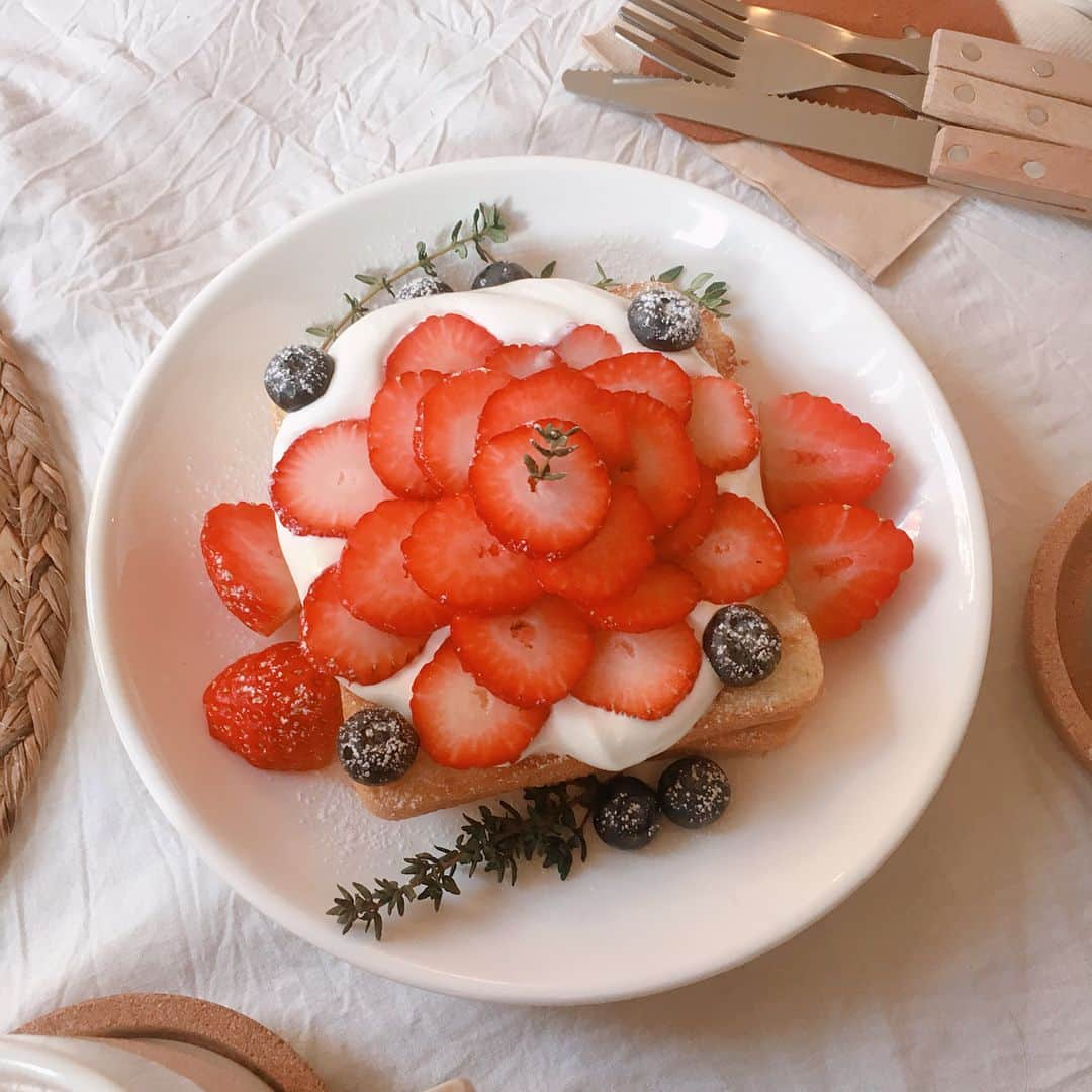 Tastimeのインスタグラム：「いちごのトーストとクマの紙ナプキンがとってもキュート💓 카페 밀리 📍 마포구 와우산로29길 4-30 11:00am〜11:00pm photo by @fuwapeace  @kimchiiiiichan」