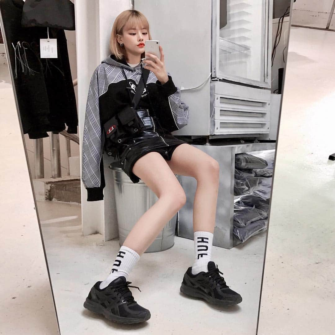 ビヤさんのインスタグラム写真 - (ビヤInstagram)「블랙성애자 ••• 🖤@asicskr」2月24日 20時08分 - b_2ya