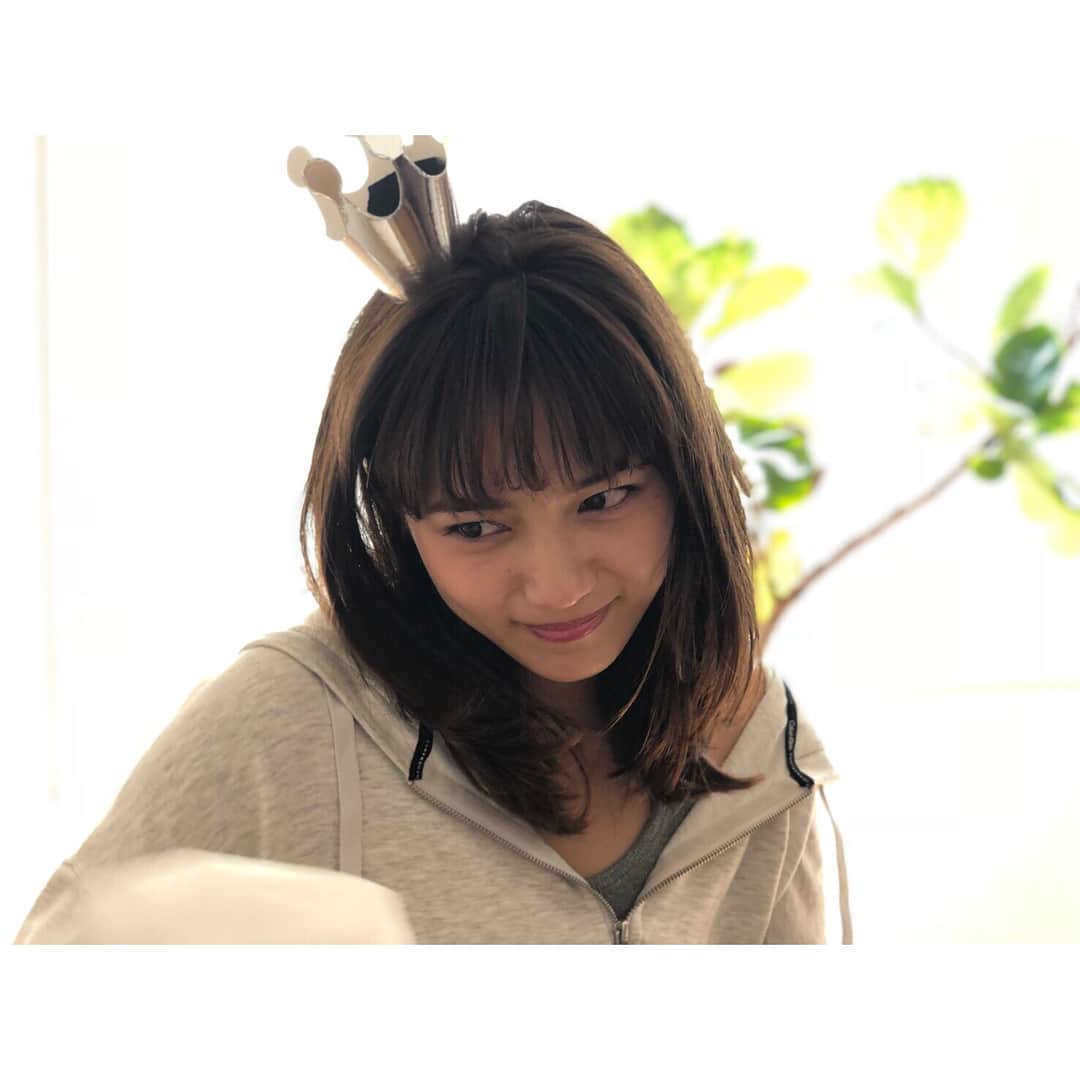 川口春奈さんのインスタグラム写真 - (川口春奈Instagram)「JJの撮影！もうさすがに気を抜いていたら優しいみんながお祝いしてくれて、みんなのメッセージ読んで泣くという一日でした(笑)私の涙腺どうかしてるよ。必要とされてるんだぁって感じてとても嬉しかった。これからもたくさん恩返ししていきます。」2月24日 12時38分 - haruna_kawaguchi_official