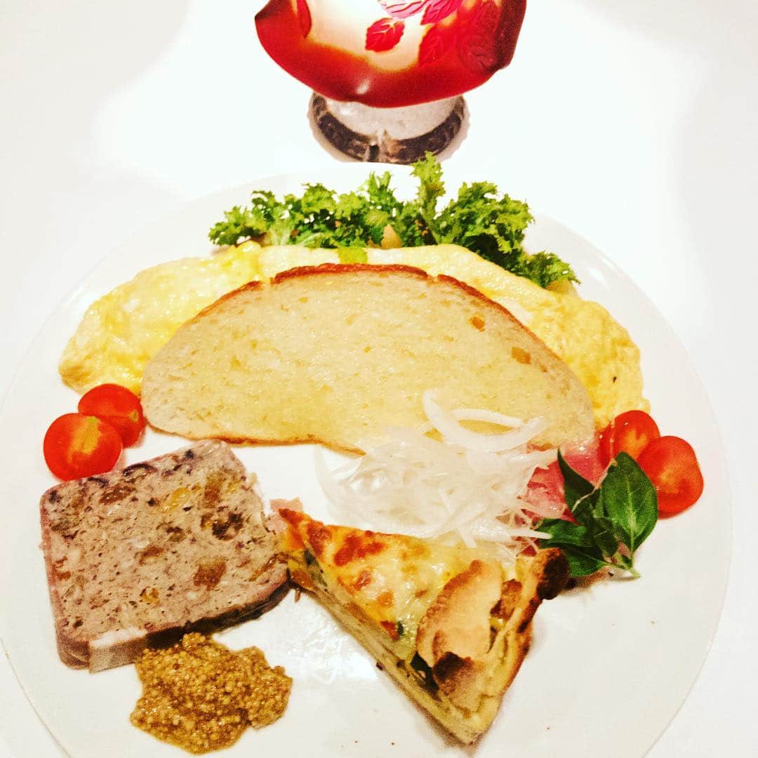 Barre de vin Kのインスタグラム：「2018.02.24  ブランチ  色々なオードブル タルティーヌ  天気の良い 土曜日の午後は ワインと楽しめます。  blunch  Various hors d'oeuvres Tartine  The weather is nice On Saturday afternoon You can enjoy wine.  #blunch #LouisVuitton #warm #foodstragram #vscocam #instafoode #instavsco #IGersJeP #foodphoto #onthetable #vsco_food #vscogram #fodstyling #feedfeed #mycommontable #foodvsco #foodlover #wine #winelover #barredevink #LIN_stragrammer #オトコノキッチン #kagoshima #cafestragram #大人カフェ #winebar #cafe #winebar #そろそろ春なの？」