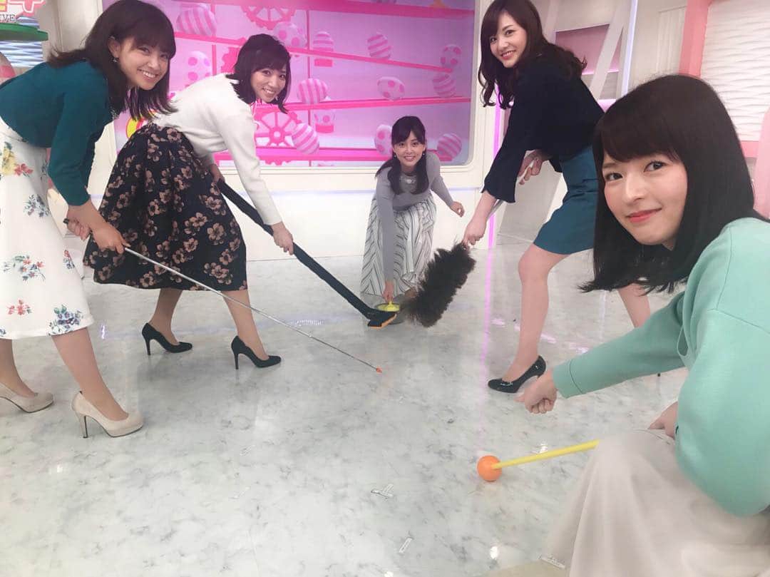 榊菜美 内田敦子さんのインスタグラム写真 - (内田敦子Instagram)「. 榊さん&気象スタッフ力作の小道具を使って、おはよんキャスターでカーリングごっこ🥌✨  . 平昌五輪取材中の後藤アナウンサーに代わり、佐藤梨那アナウンサーが出演😘 #カーリング #がんばれ日本 #小道具 ...