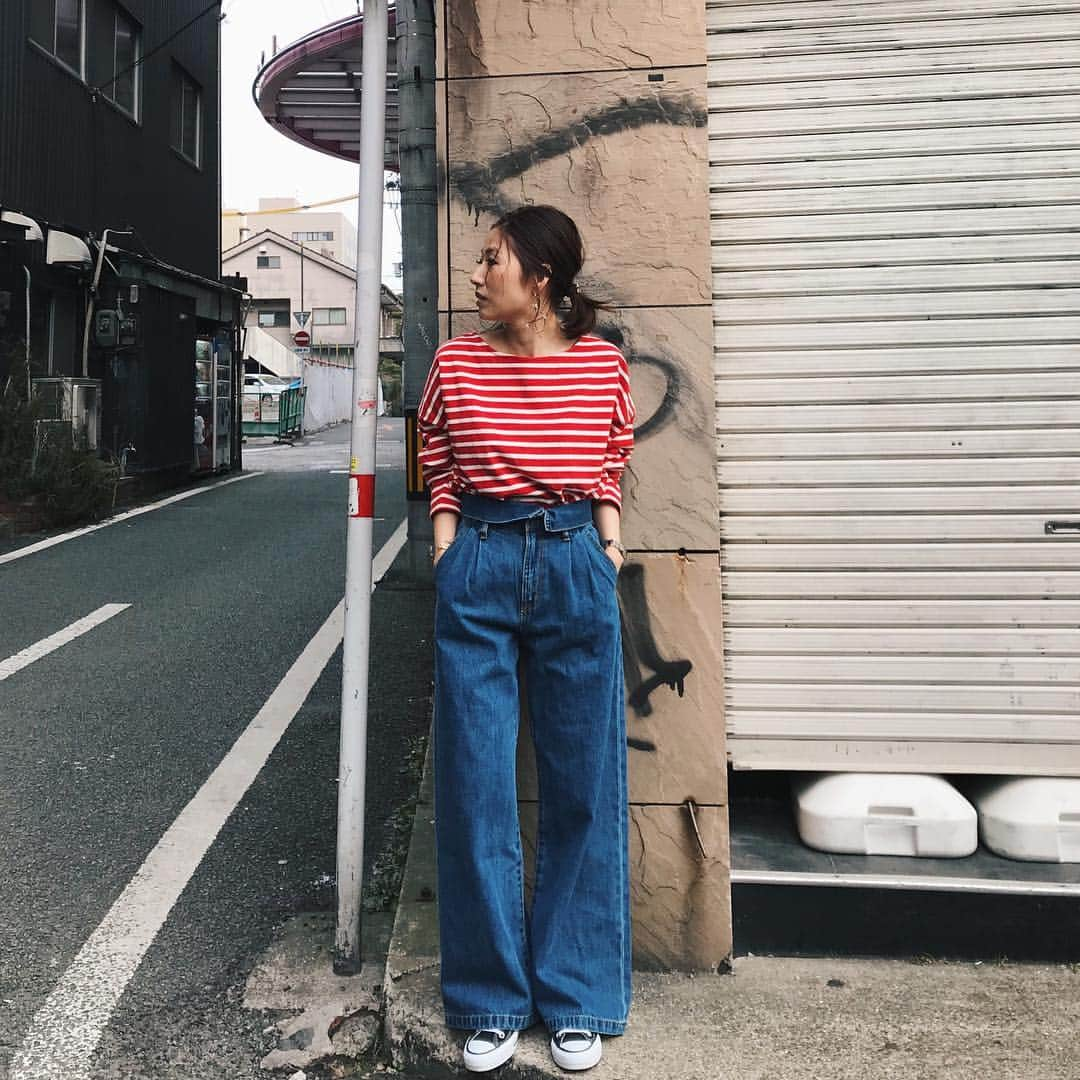 Ungrid staff snapさんのインスタグラム写真 - (Ungrid staff snapInstagram)「. " 熊本 PARCO店 @shop_ungrid_naomi 156cm" . #ドロップショルダーロングスリーブTee ¥5,292(tax in)レッド：on sale . #ハイウエストデザインタックデニム ¥14,040(tax in)24インチ/ブルー：on sale . @ungrid_staffsnap #TOPページURLからチェック✔︎ . #Ungrid #ungrid_staffsnap #Ungriddenim #denim #casual #デニム #ボーダー #ワイドデニム #カジュアル #スタッフ #コーデ」2月24日 14時29分 - ungrid_staffsnap