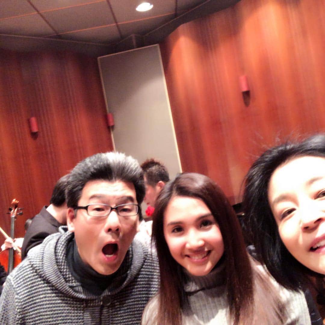 高嶋ちさ子さんのインスタグラム写真 - (高嶋ちさ子Instagram)「昨日は歌手の#beverly ちゃんとリハーサルでした。あまりの声量と歌唱力に倒れそうになった。そして、私の譜面が真っ黒な程難しくて、降参。」2月24日 14時53分 - chisakotakashima