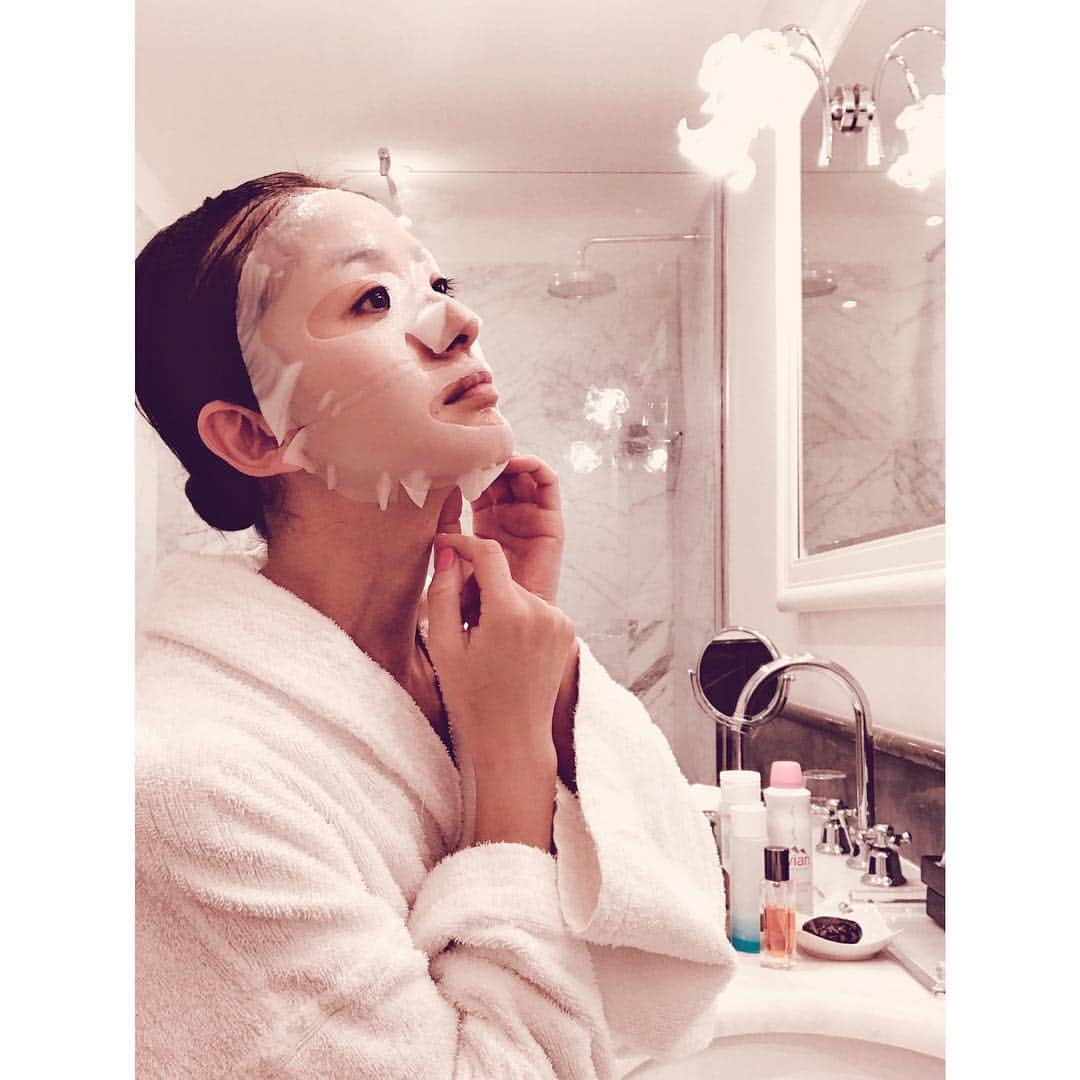 Yoshiko Kris-Webb クリス-ウェブ佳子さんのインスタグラム写真 - (Yoshiko Kris-Webb クリス-ウェブ佳子Instagram)「Hydrogel Melting Mask Lancômeの肌の上で溶けるような感覚のマスク。時々美贅沢。」2月24日 15時25分 - tokyodame