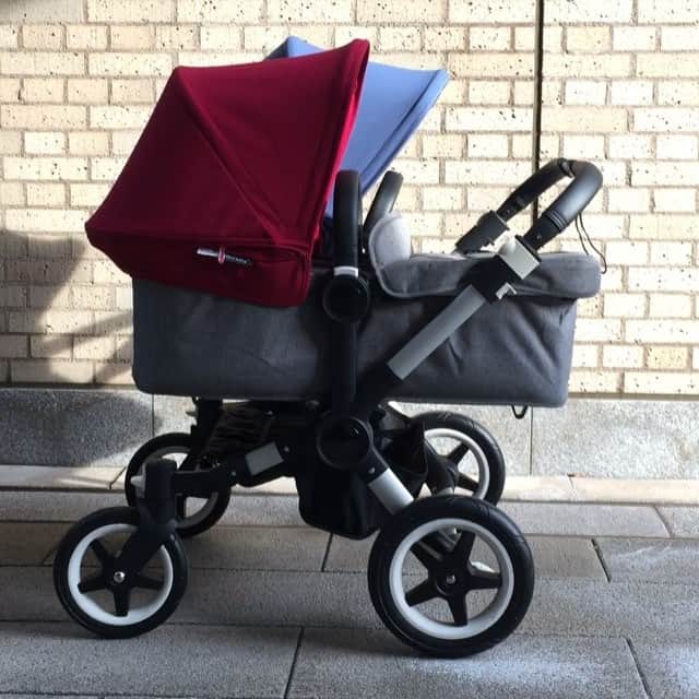 blossom39_officialのインスタグラム：「bugaboo donkey2は畳んで自立もするので、玄関や外出先などてスペースが限られた場所でもコンパクトに収納しておくことができます！ ▶︎スワイプしてね！ . #blossom39 #ブロッサム39 #bugaboo #バガブー #donkey2 #ドンキー #２人乗りベビーカー #双子」